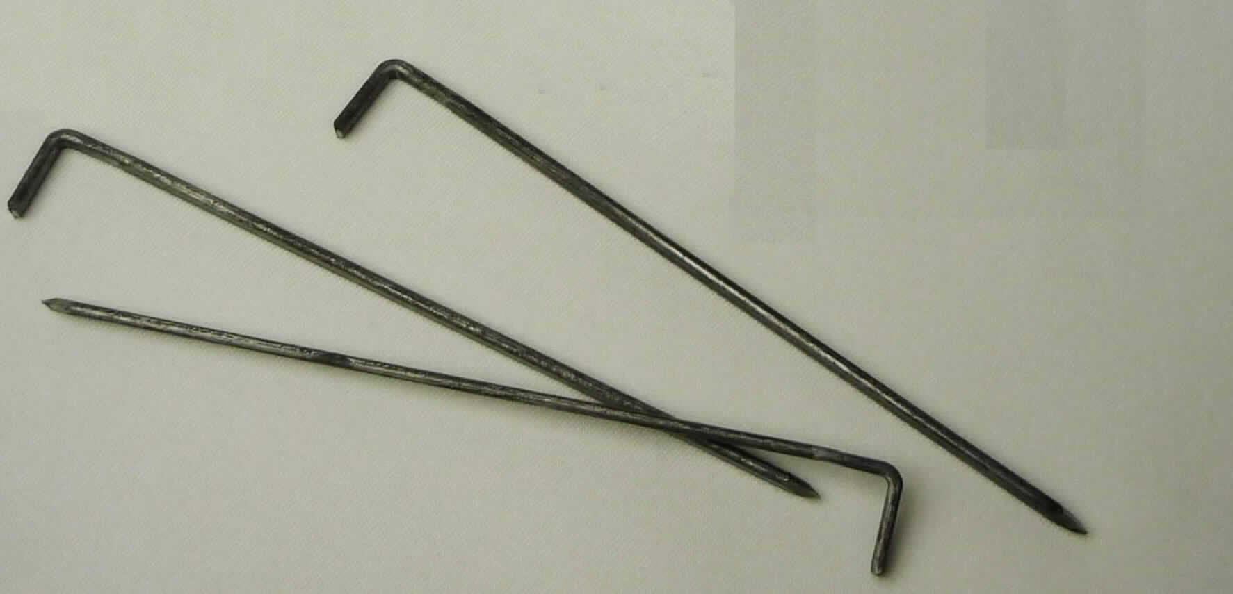 Es handelt sich um L-förmig gebogene Erzeugnisse in verschiedenen Längen aus Stahldraht (Querschnittsabmessung ca. 3,1 mm), die einen rechteckigen Querschnitt aufweisen und an einem Ende zugespitzt sind.
Sie sind zu jeweils 5 kg in einem Pappkarton verpackt.
Gesamtlänge: 100 mm / 120 mm / 150 mm / 180 mm / 200 mm / 250 mm.
- Antragstellerangaben -

Abbildung siehe Anlage.

Derartige Erzeugnisse gehören als "andere, den Stiften und Nägeln ähnliche Waren, aus Stahldraht" zum TARIC-Code 7317 0060 00.