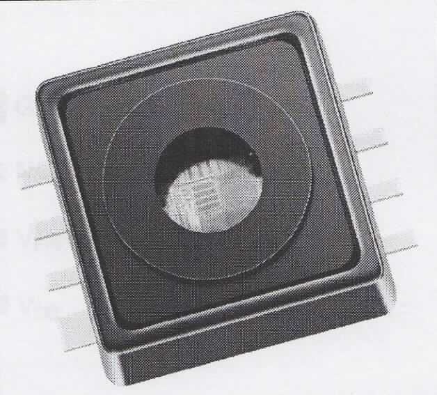 Digitaler barometrischer Luftdrucksensor, im Wesentlichen bestehend aus einem Gehäuse mit acht Anschlusskontakten (ca. 7 x 7 x 2,8 mm, ohne Kontakte) mit einem mikromechanischen Sensorelement (MEMS), einem Temperatursensor sowie einer anwendungsspezifischen integrierten Schaltung (ASIC). Die Änderung der Druckverhältnisse wird kapazitiv in ein elektrisches Signal, welches proportional zum zu messenden Luftdruck ist, umgeformt. Dieser Wert wird temperaturkompensiert und digitalisiert. Der Sensor hat einen Messbereich von 40 bis 115 kPa. Er findet u.a. Verwendung in Höhenmessgeräten, Automobilen, Wetterstationen, industriellen Steuerungen, Heimelektronik und medizinischen Geräten.
Es handelt sich um keine Ware der Position 8542, da der Sensor nach seinen objektiven Beschaffenheitsmerkmalen nicht den Anforderungen der Anmerkung 8 zu Kapitel 85 entspricht.
Die Ware wird als "elektronischer barometrischer Halbleiter-Drucksensor in einem Gehäuse, im Wesentlichen bestehend aus:
- der Kombination einer oder mehrerer anwendungsspezifischer monolithisch integrierter Schaltung(en) (ASIC) und 
- mindestens einem oder mehreren mikromechanischen Sensorelement(en) (MEMS) mit mechanischen Elementen in dreidimensionalen Strukturen auf dem Halbleitermaterial in Halbleitertechnik gefertigt" eingereiht.

Abbildung: siehe Anlage