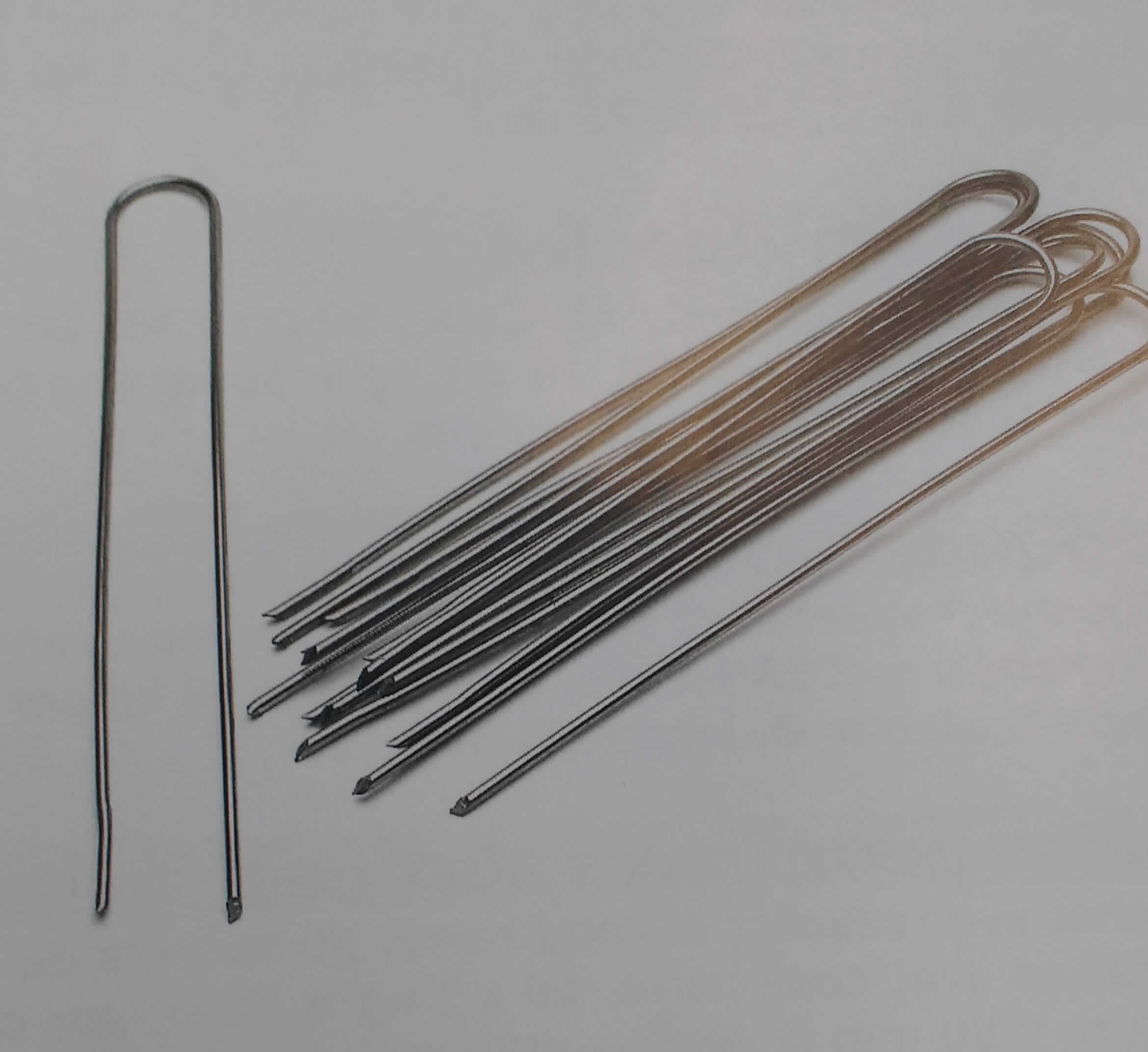 Es handelt sich um bügelförmig geforrmte und an beiden Enden zugespitzte Stahldrahtabschnitte mit rundem Querschnitt (max. Querschnittsabmessung: etwa 1,5 mm).
Die Erzeugnisse dienen zur Befestigung bei Floristikarbeiten (z. B. Kränze oder Gestecke) und sind zu jeweils 50 Stück in einem Kunststoffbeutel mit Pappaufhänger verpackt.
- Antragstellerangaben -

Abbildung siehe Anlage.

Derartige Erzeugnisse gehören als "Krampen oder Klammern aus Stahl" zum TARIC-Code 7317 0060 00.