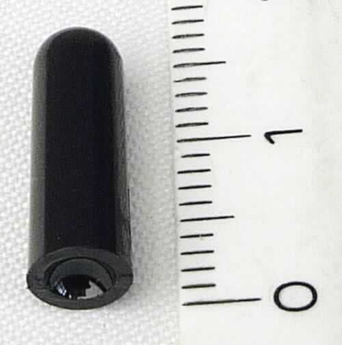 Der sog. "RFID Transponder", Artikel Nr. 80200283, enthält eine integrierten Schaltung, eingebracht in einem Kunststoffgehäuse (Länge ca. 15 mm). 

Techn. Daten auszugsweise:
- ICODE SLIX IC (spezieller Chip für Etikettenanwendungen)
- Smart-Label-IC SL2S2002FUD/SL2S2102FUD nach ISO / IEC 15693 und ISO / IEC 18000-3 (Chip-Ausführung)
- 1024 bit EEPROM
- mit aufgezeichneten, passwortgeschützten Daten
- Antennenspule (Frequenz 13.56 MHz / Anwendungsbereich ca. 1,5 m)
 
Der Transponder, ohne weitere aktive oder passive Bauelemente, ist zur Verwendung als passiver, kontaktloser Überträger von Informationen in einem Identifikationssystem (hier zur Authentifizierung von Waffen) bestimmt und zum Einsetzen in Schäfte (Griffe, Kolben) von Jagdwaffen vorgesehen.

Das Erzeugnis wird als "Halbleiter-Aufzeichnungsträger, intelligente Karte (smart card), mit einer elektronischen integrierten Schaltung, keine Tonaufzeichnungen enthaltend" eingereiht.

Anlage: 1 Abbildung
