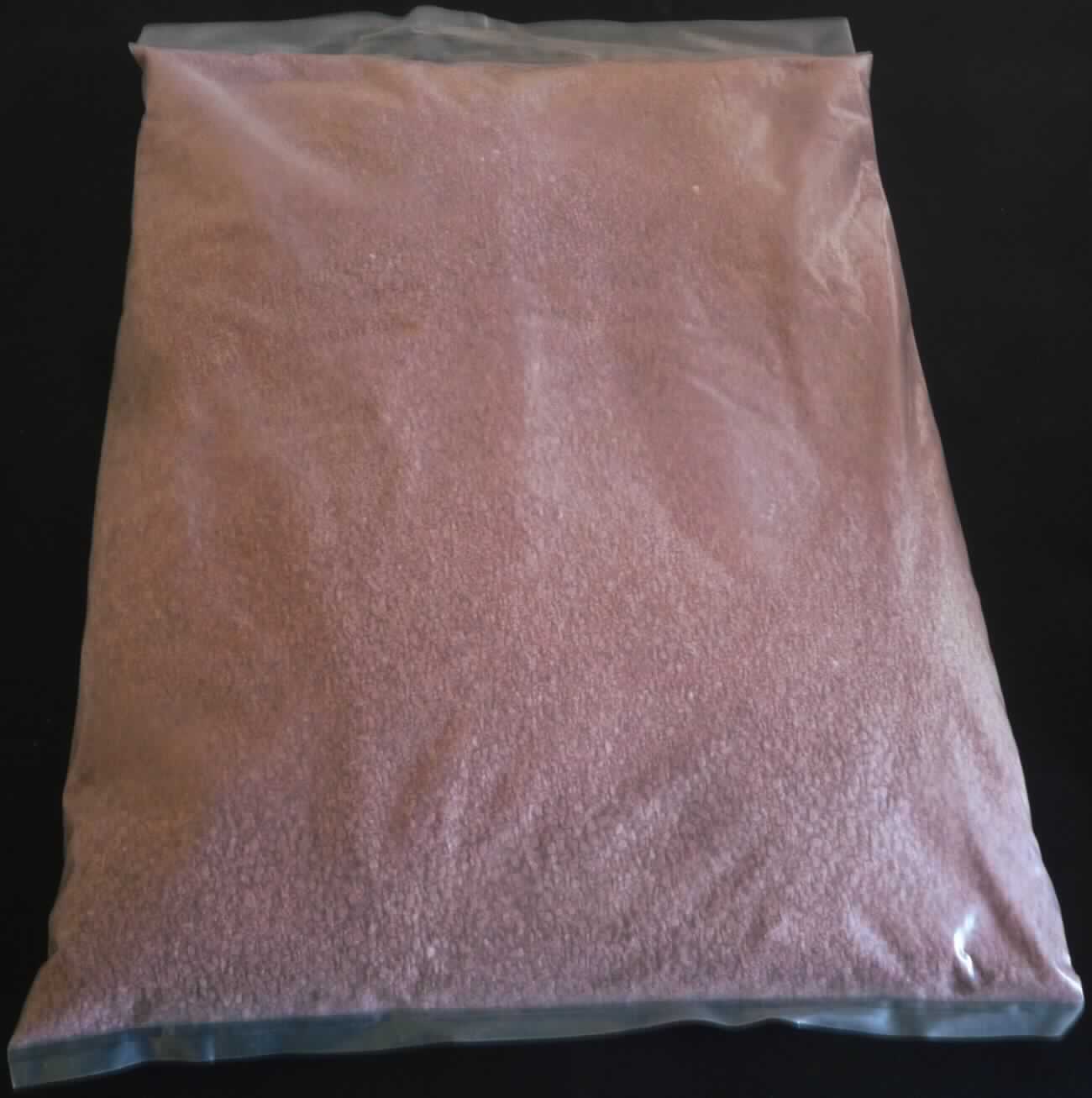 Angaben:
Granuliertes Reinigungs- und Abkrätzsalz zum Behandeln von Aluminiumschmelze. Schmelzmittel für die Aluminiumgießerei. Wird verwendet um den Aluminiumgehalt in der Krätze (Schlacke) zu veringern. Dient auch zur Abdeckung der Schmelze und zum Entfernen von Fremdmetallen. Anwendung: 1. Gleichmäßig über die Schlacke verteilen; 2. 3 bis 4 Minuten aufheizen lassen; 3. In die Krätze einrühren; 4. Die Krätze entfernen. Verpackungen:
1, 2, 5, 10 und 25 kg Beutel, 1000 kg pro Palette.

Feststellungen (aus 2016):
Rosafarbenes, hartes Granulat mit einer Korngröße von ca. 1 bis 3 mm in einem transparenten Plastikbeutel.

Befund:
Chemische Erzeugnisse und Zubereitungen der chemischen Industrie oder verwandter Industrien, anderweit weder genannt noch inbegriffen; andere; Hilfsmittel von der in der Gießereiindustrie verwendeten Art.
