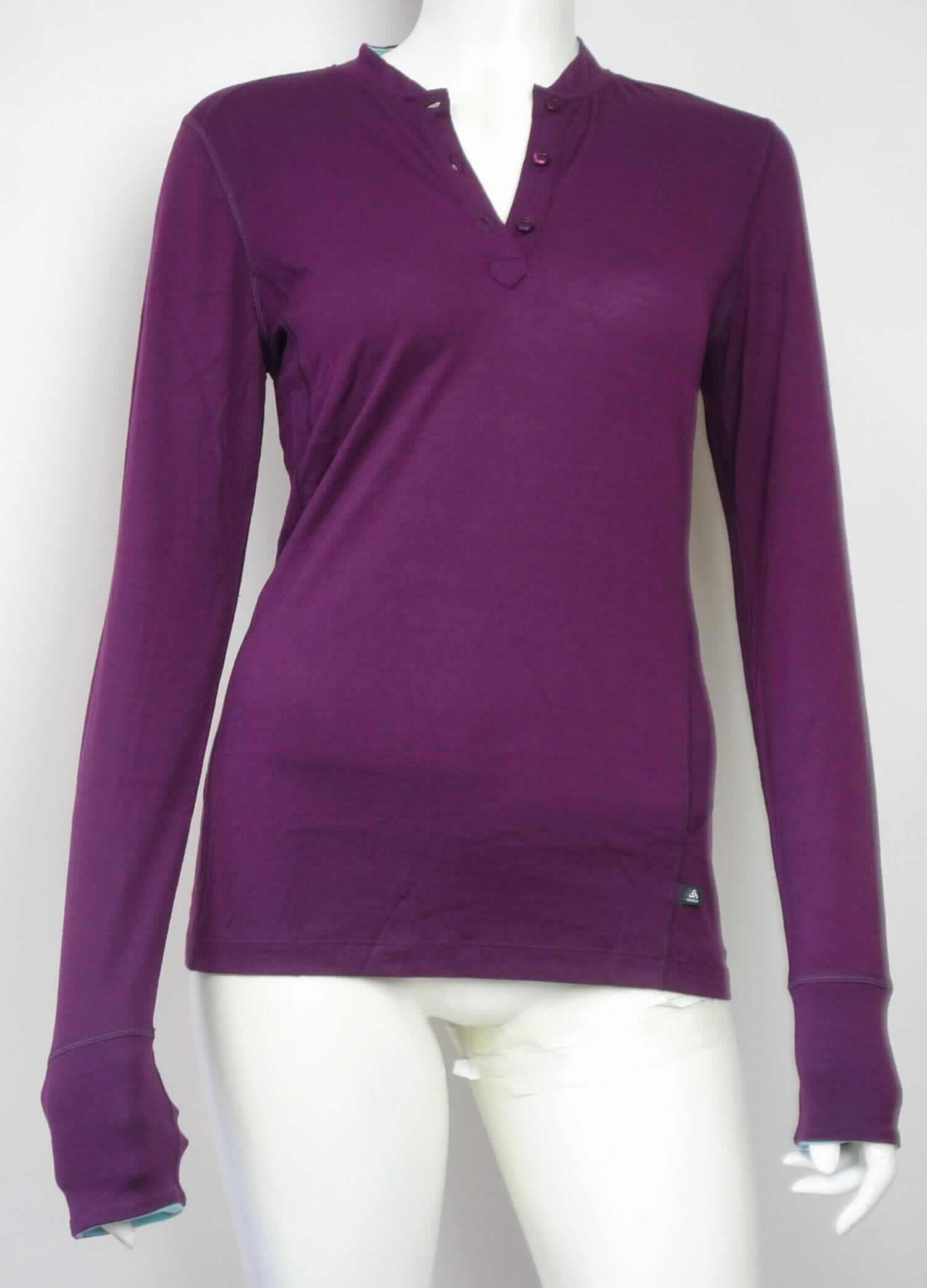 Hemdbluse, sog. Stand-up Collar REVOLUTION, Art. 110401, Größe S, Foto siehe Anlage,
- aus ca. 0,6 mm dicken, einfarbigen Gewirken aus laut Antrag 100 % Schurwolle (Merino); mit durchschnittlich 
  mehr als 10 Maschen in jeder Richtung je linearen Zentimeter,
- über die Taille reichend (Rückenlänge: ca. 63 cm),
- mit einem runden Halsausschnitt mit einer angesetzten, doppelt gearbeiteten Randeinfassung,
- vorn mit einer nicht durchgehenden Öffnung mit Knopfverschluss von rechts über links (Frauenkleidung), 
- mit langen Ärmeln, mit angesetzten doppelt gearbeiteten Bündchen,
- am unteren Rand durch Umschlagen und Festnähen gesäumt,
- den Hemden für Männer entsprechend zugeschnitten.

"Hemdbluse, aus Gewirken, für Frauen, aus Wolle"