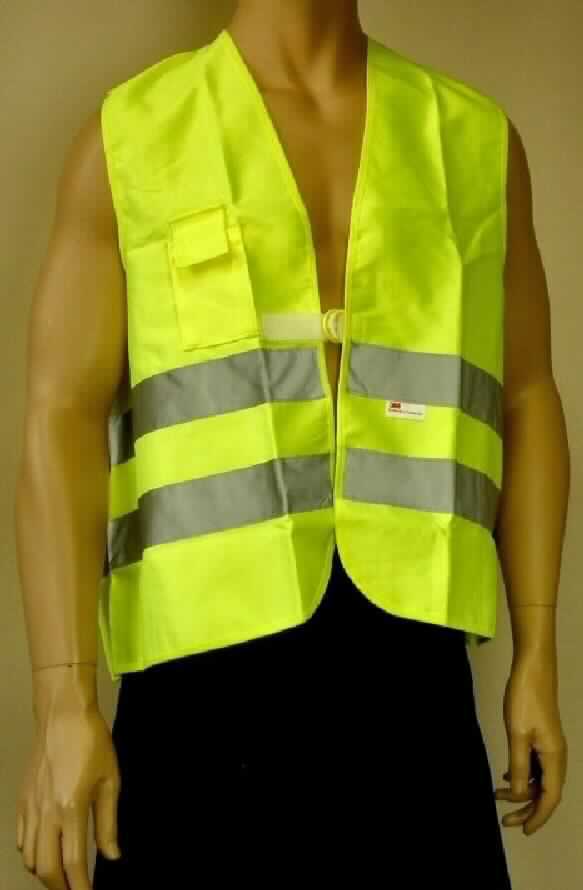 Weste, sog. Warnweste, Art. WTG-HT, in Erwachsenengröße, Foto siehe Anlage,
- aus etwa 0,5 mm dicken, signalfarbenen Geweben aus laut Antrag 80 % Polyester (synthetische Chemiefasern) 
  und 20 % Baumwolle,
- ungefüttert,
- über die Taille reichend (Rückenlänge: etwa 67 cm),
- vorn mit einer durchgehenden Öffnung, die mit einem Doppelringverschluss von links über rechts geschlossen 
  wird (Männerkleidung),
- ärmellos,
- vorn mit einer aufgenähten Brusttasche, mit einer Patte mit Klettverschluss,
- im Vorder- und Rückenteil mit aufgenähten, etwa 5 cm breiten, reflektierenden Streifen ausgestattet,
- alle Ränder mit schmalen Gewirkestreifen eingefasst,
- wird aufgrund der Farbe und der reflektierenden Streifen als Warnschutzkleidung getragen,
- die Ware lässt nicht erkennen, dass sie dazu bestimmt ist, ausschließlich oder hauptsächlich zum Schutz 
  anderer Kleidungsstücke und/oder Personen bei der Ausübung einer beruflichen Tätigkeit getragen zu werden.

"Andere Kleidung (Weste), aus Geweben, für Männer, aus Chemiefasern, keine Arbeits- und Berufskleidung"