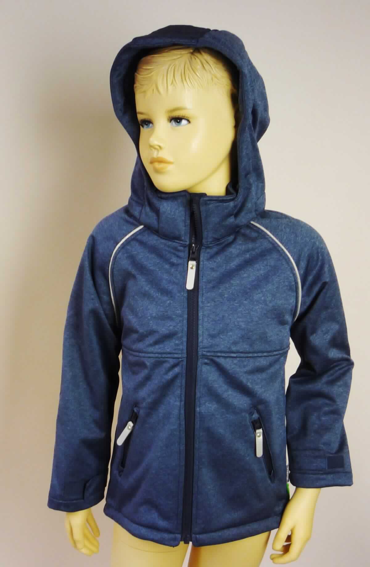 Blouson, sog. Softshell-Jacke, Art. 165623, Größe 122, Foto siehe Anlage, 
- gemeinsam mit einem an einer Schlaufe befestigten Deko-Anhänger in einem Polybeutel verpackt; 
  der Deko-Anhänger ist geringwertig und im Hinblick auf die Verwendung als unbedeutend zu betrachten, 
  er ändert das Wesen der Hauptware nicht und ist deshalb wie diese einzureihen,
- aus ca. 1,2 mm dicken, dreilagigen, durch Kleben miteinander verbundenen Flächenerzeugnissen mit einer 
  Außenlage aus buntgewirkten Gewirken (melierte Garne), einer Zwischenlage aus einer Kunststofffolie (kein 
  Zellkunststoff), die im Querschnitt mit bloßem Auge nicht wahrnehmbar ist (keine Meterware der Position 5903) 
  sowie einer Innenlage aus gerauten Gewirken; alle Gewirke aus laut Antrag 100 % Polyester (synthetische 
  Chemiefasern),
- über den Schritt reichend (Rückenlänge: ca. 65 cm), 
- mit einem Stehkragen und einer mittels Druckknopfverschluss abnehmbaren Kapuze,
- mit einer durchgehenden Öffnung mit einem bis in die Kragenspitzen reichenden Reißverschluss, am 
  Kragenrand mit einer kurzen Überlappung von rechts auf links (Mädchenkleidung),
- mit langen Ärmeln, die über den unteren Rand des Kleidungsstücks hinausreichen, an den Ärmelenden mit 
  Klettverschlussriegeln zu verengen,
- vorn mit zwei eingesetzten Taschen unterhalb der Taille, jeweils mit Reißverschluss zu schließen,
- mit diversen reflektierenden Paspeln und Aufdrucken versehen,
- am unteren Rand mit einem Tunnelzug zu verengen, 
- erfüllt die Merkmale zur Einreihung als Blouson, somit keine Jacke,
- aufgrund der verwendeten Flächenerzeugnisse keine Ware des Kapitels 62.

"Blouson, aus Gewirken, für Mädchen, aus Chemiefasern"