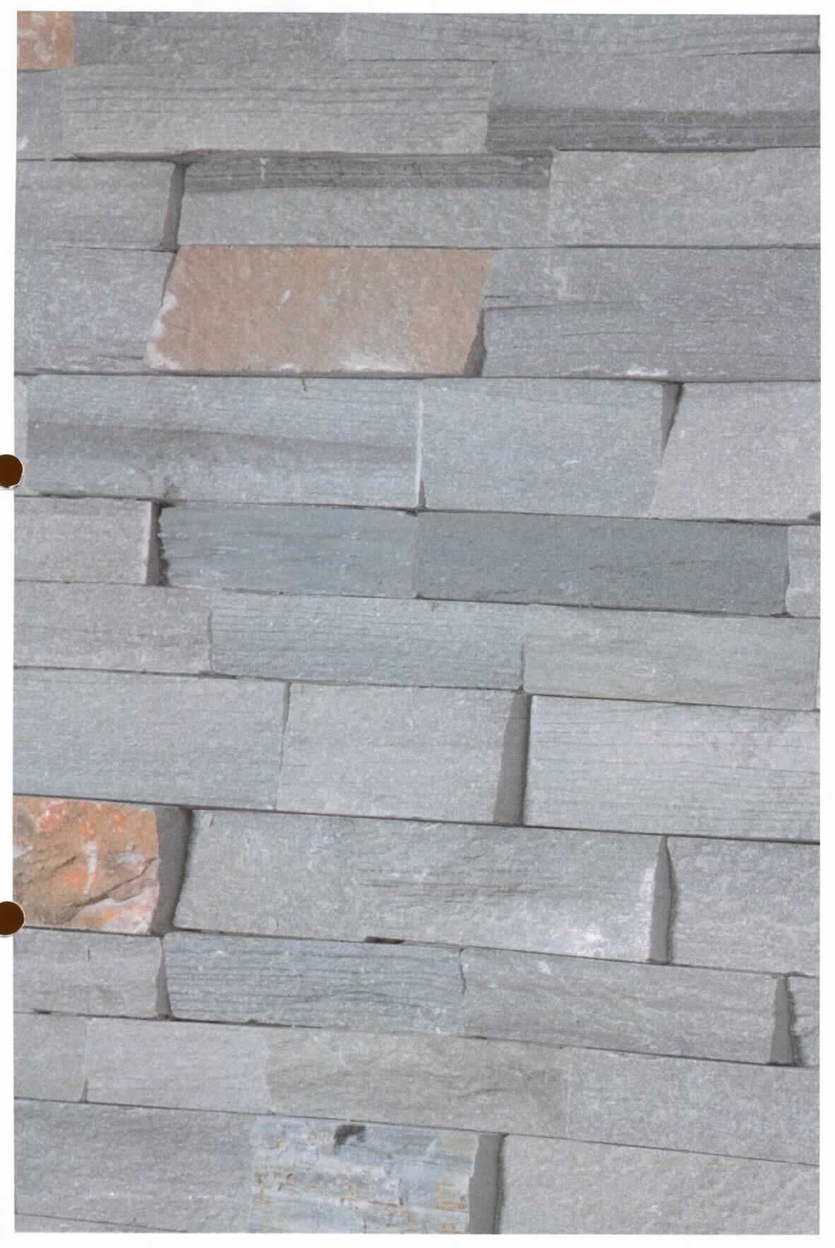 Angaben:
Verblender NEPTUN ROX 
Bearbeitung: Oberfläche naturrau, Seiten gesägt, als System verklebt, zur einfachen Montage Z-Typ, Rückseite gesägt & eben 
Farbe: dunkelgrau-grün 
Material: Quarzit 
Herkunft: China 
Größe: 55/60x15x2,5-3,5 cm 75 kg / qm 

Befund:
Bearbeitete Werksteine und Waren daraus