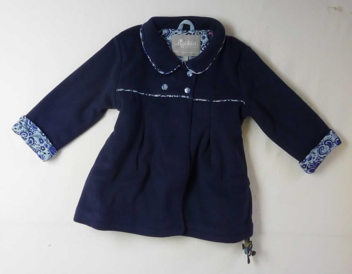 Kurzmantel, sog. Kinder Fleece-Jacke, Art. 165719, Größe 92, Foto siehe Anlage,
- gemeinsam mit einem an einer Schlaufe befestigten Deko-Anhänger in einem Polybeutel verpackt; 
  der Deko-Anhänger ist geringwertig und im Hinblick auf die Verwendung als unbedeutend zu betrachten, 
  er ändert das Wesen der Hauptware nicht und ist deshalb wie diese einzureihen,
- aus ca. 2 mm dicken, nicht leichten, einfarbigen, beidseitig gerauten Gewirken (sog. Fleece) aus laut Antrag 
  100 % Polyester (synthetische Chemiefasern),
- durchgehend leicht gefüttert,
- über den Schritt, aber nicht bis zur Mitte der Oberschenkel reichend (Rückenlänge: ca. 44 cm), somit kein
  Mantel,
- mit einem Umlegekragen,
- vorn mit einer durchgehenden Öffnung mit Reißverschluss und einer Patte mit Druckknopfverschluss von rechts 
  über links (Mädchenkleidung); mit breitem Untertritt,
- vorn im Brustbereich mit zwei Zierknöpfen versehen,
- mit langen Ärmeln; an den Ärmelenden gesäumt,
- mit diversen kontrastfarbenen Paspeln versehen,
- am unteren Rand durch Umschlagen und Festnähen gesäumt,
- wird im Allgemeinen über jeder anderen Kleidung und zum Schutz gegen das Wetter getragen, somit keine Jacke.

"Mantel (Kurzmantel), aus Gewirken, für Mädchen, aus Chemiefasern"