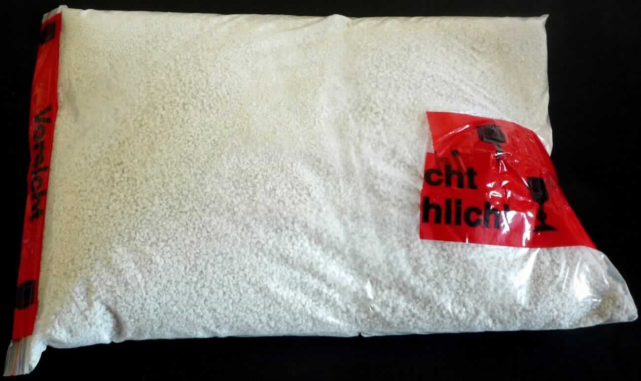 Angaben:
Granuliertes Abkrätzsalz zum Behandeln von Aluminiumschmelze. Schmelzmittel für die Aluminiumgießerei. Wird verwendet um den Aluminiumgehalt in der Krätze (Schlacke) zu veringern. Dient auch zur Abdeckung der Schmelze und zum Entfernen von Fremdmetallen. Anwendung: 1. Gleichmäßig über die Schlacke verteilen; 2. 3 bis 4 Minuten aufheizen lassen; 3. In die Krätze einrühren; 4. Die Krätze entfernen.

Feststellungen:
Hellgraues, hartes Granulat mit einer Korngröße von ca. 1 bis 3 mm in einem transparenten Plastikbeutel.

Befund:
Chemische Erzeugnisse und Zubereitungen der chemischen Industrie oder verwandter Industrien, anderweit weder genannt noch inbegriffen; andere; Hilfsmittel von der in der Gießereiindustrie verwendeten Art (ausgenommen Waren der Unterposition 3824 10 00).