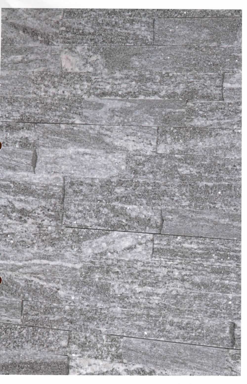 Angaben:
Verblender NEGRO SANTIAGO ROX 
Bearbeitung: Oberfläche naturrau, Seiten gesägt, als System verklebt, zur einfachen Montage Z-Typ, Rückseite gesägt & eben 
Farbe:anthrazit-gebändert 
Material: Gneis 
Herkunft: China 
Größe: 55/60x12x1,5-2,5 cm 60 kg / qm 

Befund:
Bearbeitete Werksteine und Waren daraus