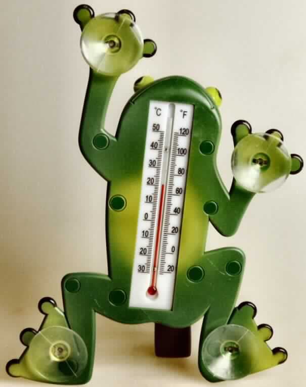 Bei dem Erzeugnis handelt es sich um ein Fensterthermometer aus Kunststoff in Form eines grünen Frosches (ca. 23,5 cm groß). An den Vorder- und Hinterbeinen sind Saugnäpfe angebracht. In die Bauchseite des Frosches ist ein aus zwei Skalen (-30 bis + 50 Grad und -20 bis +120 Fahrenheit) bestehendes Flüssigkeitsthermometer eingesetzt. Abbildung siehe Anlage.

Die in einem Polyethylenbeutel verpackte Ware ist als "Thermometer, nicht mit anderen Instrumenten kombiniert, unmittelbar ablesbar, flüssigkeitsgefüllt, andere als Fieberthermometer, andere als für zivile Luftfahrzeuge" einzureihen.