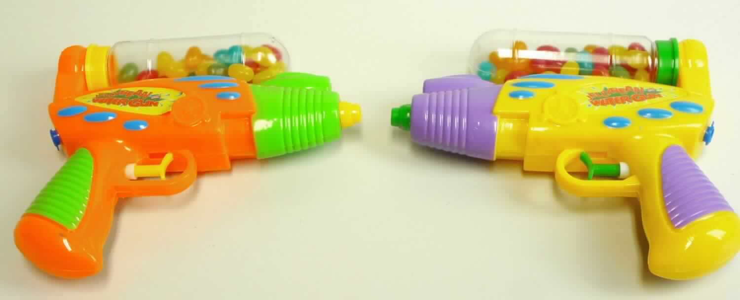 Kombination bestehend aus einer Spielzeugwaffe und Süßigkeiten (sog. Jelly Bean Water Gun) in Form einer Wasserpistole aus mehrfarbigem Kunststoff (Länge ca. 17 cm, Höhe ca, 15 cm), die mit einem abschraubbaren Wassertank ausgestattet ist. Mit Betätigen des Abzugs kann das zuvor eingefüllte Wasser verspritzt werden. 
Der Tank ist mit bunten Zuckerwaren (35 g Gelee-Dragees (sog. Jelly Beans) in verschiedenen Farben und Geschmacksrichtungen) befüllt. Die Kombination hat im Wesentlichen den Charakter vom Spielzeug. Jeweils 
sechs Spielzeugwaffen sind in einem Pappdisplay gemeinsam verpackt.


Zolltarifrechtlich handelt es sich um "anderes als in den Unterpositionen (KN) 9503 0010 bis 9503 0079 
genanntes Spielzeug, Spielzeugwaffen, nicht aus Holz handgearbeitet"