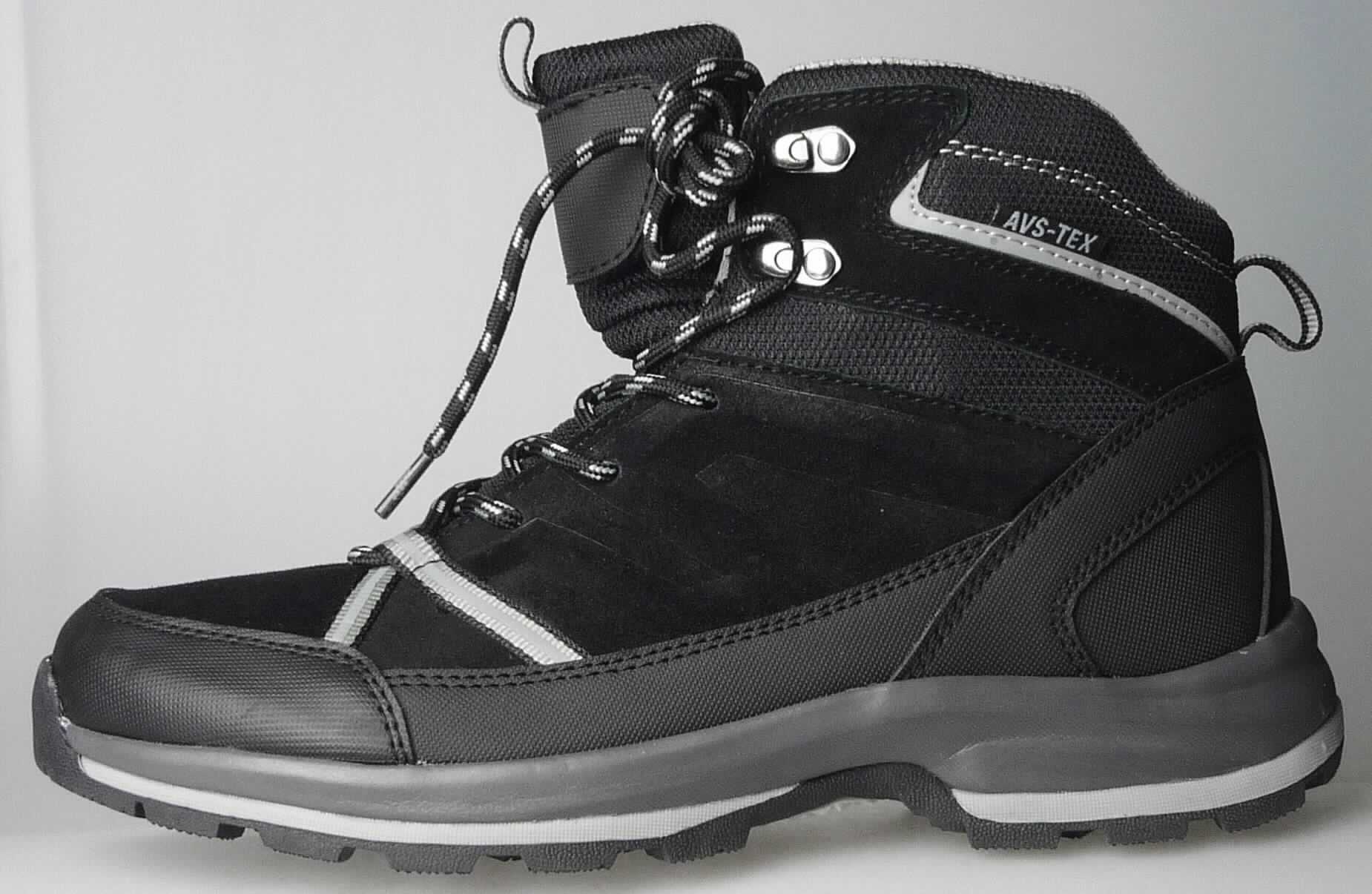 Freizeitstiefel (lt. Antrag: "Herren Trekkingstiefel, Art. 384247, Gr. 41-45, schwarz/grau", Foto siehe Anlage)
- mit Laufsohlen aus (lt. Antrag) Kautschuk, ohne Hauptsohle aus Holz,
- mit Oberteil (geschlossenes Blatt) aus Leder (den größten Teil der Außenfläche bildend), Kunststoff
  (Spinnstoff mit einer mit bloßem Auge wahrnehmbaren Außenschicht aus Kunststoff) und Spinnstoff,
- auf das Oberteil sind Stücke aus Kunststoff und Spinnstoff als Verstärkungsteile aufgesetzt,
- mit Schnürsenkelverschluss und abstehenen Metallhaken,
- ohne Metallschutz in der Vorderkappe,
- den Knöchel, jedoch nicht die Wade bedeckend,
- mit einer Länge der Innensohle von mehr als 24 cm,
- für Männer (u. a. weiter Schnitt)

"Schuhe mit Laufsohlen aus Kautschuk und Oberteil aus Leder, andere als in den UPos. 6403 1200 bis 6403 9111
 genannt, für Männer"