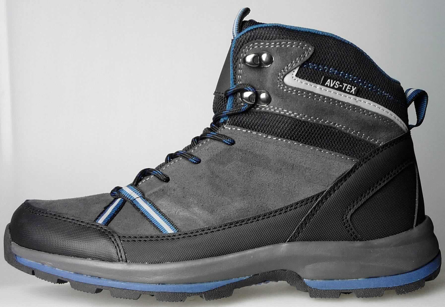 Freizeitstiefel (lt. Antrag: "Herren Trekkingstiefel, Art. 384247, grau/blau", Foto siehe Anlage)
- mit Laufsohlen aus (lt. Antrag) Kautschuk, ohne Hauptsohle aus Holz,
- mit Oberteil (geschlossenes Blatt) aus Leder (den größten Teil der Außenfläche bildend), Kunststoff
  (Spinnstoff mit einer mit bloßem Auge wahrnehmbaren Außenschicht aus Kunststoff) und Spinnstoff,
- auf das Oberteil sind seitlich Stücke aus Kunststoff als Verstärkungsteile aufgesetzt,
- mit Schnürsenkelverschluss und abstehenen Metallhaken,
- ohne Metallschutz in der Vorderkappe,
- den Knöchel, jedoch nicht die Wade bedeckend,
- mit einer Länge der Innensohle von mehr als 24 cm,
- für Männer (u. a. weiter Schnitt)

"Schuhe mit Laufsohlen aus Kautschuk und Oberteil aus Leder, andere als in den UPos.
 6403 1200 bis 6403 9111 genannt, für Männer"