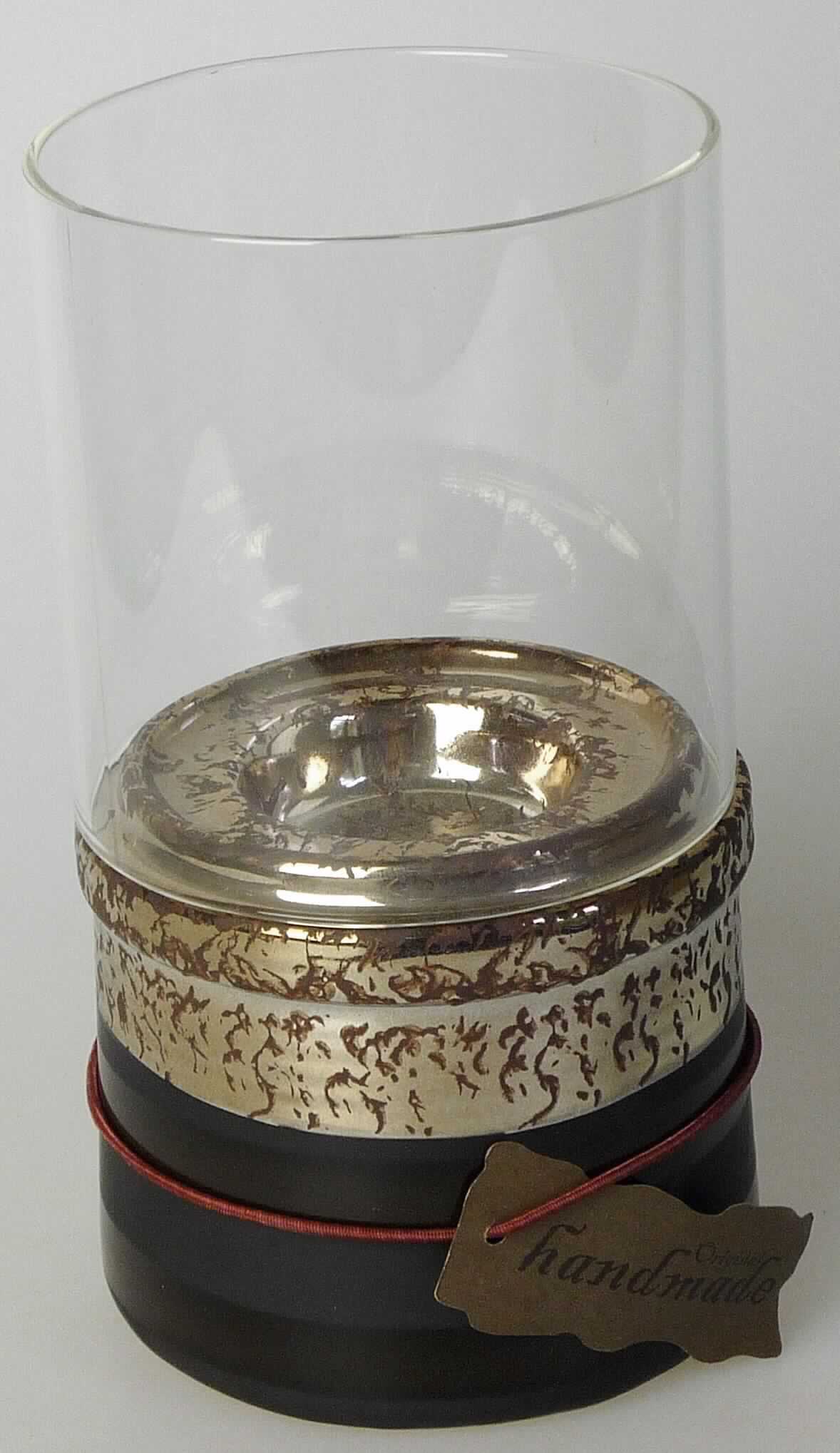 Bei dem sog. "Keramik-Windlicht, Art.-Nr. 52 8835", siehe Abbildung, handelt es sich um einen handgearbeiteten (lt. AStin), ca. 16 cm x 9 cm (H x d) großen nicht elektrischen Beleuchtungskörper, bestehend aus einem runden Keramiksockel und einem auf den Sockel lose gestellten zylinderförmigen Glaseinsatz. 
Der Sockel weist eine runde, passgenaue Aufnahmevorrichtung für ein Teelicht (d: 3,8 cm) auf.

Das Erzeugnis ist mit einem Etikett mit der Beschriftung "Original handmade" versehen.

Die Ware ist als "nicht elektrischer Beleuchtungskörper, anderweit weder genannt noch inbegriffen, handgearbeitet" einzureihen.