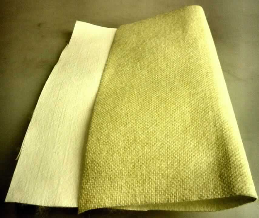 Vliesstoff, sog. Wasserstrahlvlies, Foto siehe Anlage,
- als Meterware,
- laut Untersuchungsergebnis:
-- aus wasserstrahlverfestigten synthetischen Chemiefasern (laut Antrag: Aramid; gilt als Polyamid); keine 
   Filamente enthaltend (u. a. somit keine Ware der Unterposition 5603 1310), kein melt-blown,
-- einlagig,
-- weder bestrichen noch überzogen,
-- einseitig mit einer Kunststofffolie (kein Zellkunststoff) versehen,
- laut Antrag mit einem Quadratmetergewicht von 142 g.

"Vliesstoff mit Lagen versehen, anderer als in den Unterpositionen 5603 11 bis 5603 14 genannte, mit einem 
 Quadratmetergewicht von mehr als 70 g bis 150 g, nicht bestrichen oder überzogen, anderer als in den 
 Unterpositionen 5603 9390 10 bis 5603 9390 50 genannte"