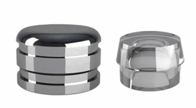 Sog. Metall-Kappengehäuse & Nylon-Retentionshülse, bestehend aus einem sog. Hülsengeschiebe-Gehäuse, in Form einer noch nicht zusammengesetzten Ware, aus einem Metall-Kappengehäuse aus Edelstahl (Art.-Nr. CAH) und einer transparenten Nylon- Retentionshülse (Art.-Nr. CALT), gemeinsame Art.-Nr.: CAHL.
Äußere Form: siehe Abbildung in der Anlage.
Die Ware wird bei Deckprothesenrestaurationen im Rahmen einer zahnmedizinischen Behandlung verwendet. Ein sog. Kugelkopf Abutment wird dauerhaft in ein künstliches Zahnwurzelimplantat (beides nicht Gegenstand dieser Auskunft) geschraubt und schaut aus dem Zahnfleisch heraus. Das Metall-Kappengehäuse und die Retentionshülse werden gemeinsam in eine Gebissprothese (ebenfalls nicht Gegenstand dieser Auskunft), welche gleichermaßen aus Kunststoff oder anderen Materialien bestehen kann, als Gegenstück integriert und dienen der Aufnahme des Kugelkopfes. Dieses zweiteilige Verankerungssystem dient dabei dem Fixieren bzw. der Verbindung zwischen der herausnehmbaren Gebissprothese und den künstlichen Zahnwurzeln. Die Bestandteile befinden sich in einer gemeinsamen Verpackung.

Die Ware wird als "Teil, erkennbar hauptsächlich für ein künstliches Körperteil in Form künstlicher Zähne aus Kunststoff oder anderen Stoffen (Gebissprothese), für Menschen" eingereiht.