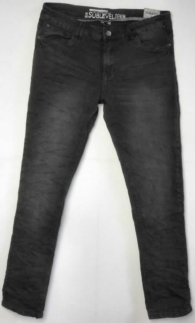Lange Hose, sog. lange Hose für Männer, H8821I61060B14 // 14-0415, Größe 34/32, Foto siehe Anlage,
- aus ca. 0,9 mm dicken, einfarbigen Geweben (kein Denim) aus laut Antrag 98 % Baumwolle und 2 % Elasthan 
  (Elastomergarn, synthetische Chemiefasern),
- in der Taille abschließend mit einem angesetzten Bund mit Gürtelschlaufen,
- vorn mit einer Öffnung mit Reißverschluss und Patte von links über rechts (Männerkleidung), die im Taillenbund 
  mit einem Knopf geschlossen wird, 
- vorn mit drei eingesetzten, offenen Taschen und hinten mit zwei aufgesetzten Gesäßtaschen,
- mit knöchellangen Hosenbeinen,
- an den Beinabschlüssen durch Umschlagen und Festnähen gesäumt,
- keine Arbeits- und Berufskleidung.

"Lange Hose, aus Geweben, für Männer, aus Baumwolle, keine Arbeits- und Berufskleidung, andere als in den
 Unterpositionen 6203 4231 und 6203 4233 genannte"