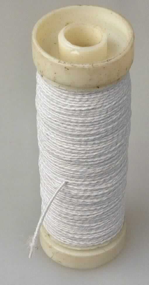 Faden, sog. Elastic-Nähfaden, Art. 1256, Foto siehe Anlage,
- auf einer Pappunterlage mit Blisterpackung aufgebracht,
- als Meterware auf einer Rolle, mit einer Länge von laut Antrag 20 m,
- bestehend aus einem Faden aus laut Antrag Gummi (Kautschuk) mit einem Durchmesser von ca. 0,7 mm 
  (Kautschukfaden der Position 4007), vollständig mit Spinnstoffgarnen umsponnen (= überzogen).

"Faden aus Kautschuk, mit einem Überzug aus Spinnstoffen"