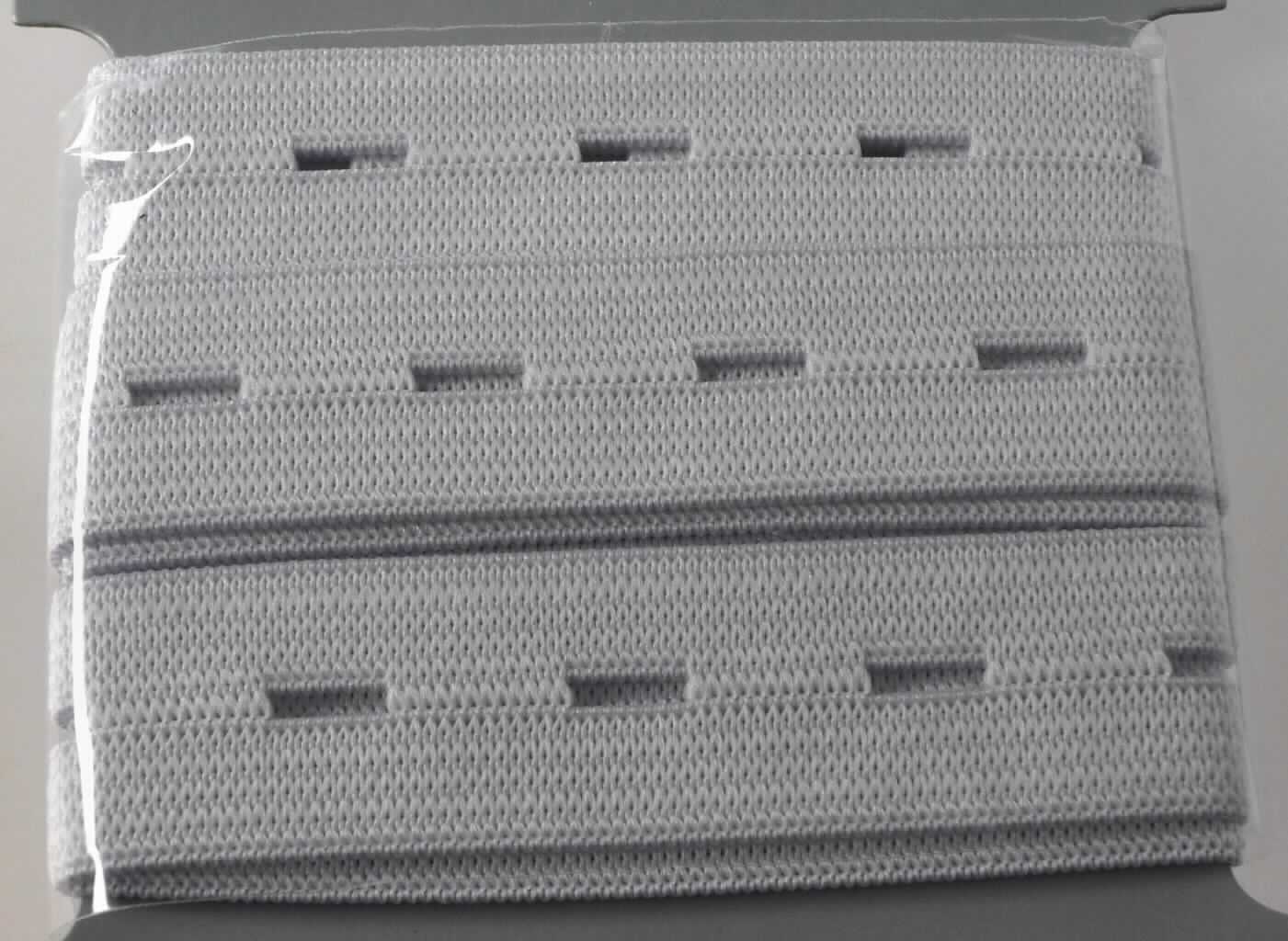 Gewirke, sog. Knopfloch-Elastic, Art. 1308, Foto siehe Anlage,
- auf einer Pappunterlage aufgebracht,
- als Meterware,
- laut Antrag mit einer Länge von 1 m und einer Breite von 20 mm,
- laut Antrag aus Polyester (synthetischen Chemiefasern) und Gummi (Kautschukfäden), laut Antrag mit einem 
  Anteil an Kautschukfäden von mehr als 5 GHT,
- ohne Flor- oder Schlingenoberfläche,
- mit regelmäßig eingearbeiteten, ca. 0,7 cm langen, schlitzförmigen Öffnungen (keine Konfektionierung i. S. d. 
  Anmerkung 7 zu ABS XI).

"Gewirke mit einer Breite von weniger als 30 cm und mit einem Anteil an Kautschukfäden von mehr als 5 GHT, 
 anderes als solche der Position 6001"