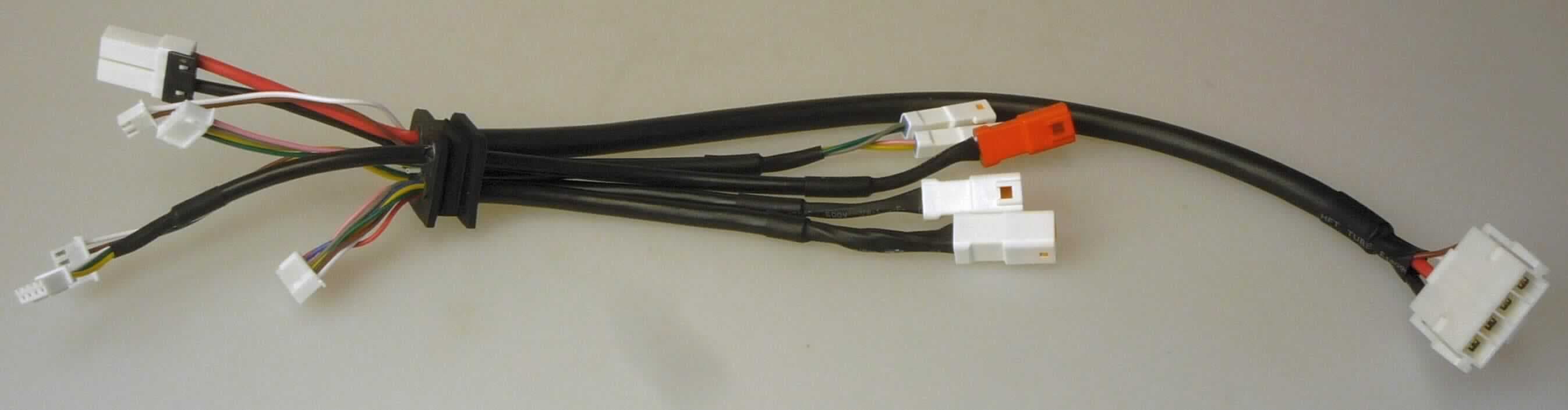Kabelsatz für ein Elektrobike (Art.-Nr. M0043455.1501),
- bestehend aus unterschiedlich langen, isolierten, elektrischen Kabelbündeln, in einer speziellen Halterung 
  zusammengefasst, 
- auf der einen Seite mit insgesamt sechs Anschlussstücken, auf der anderen Seite mit einem Anschlussstück 
  versehen, 
- bestimmt zum Einbau in Elektrofahrräder.

Die Ware ist als "isoliertes elektrisches Kabel, mit Anschlussstücken, Kabelsatz von der für Beförderungsmittel verwendeten Art, nicht für zivile Luftfahrzeuge" einzureihen.