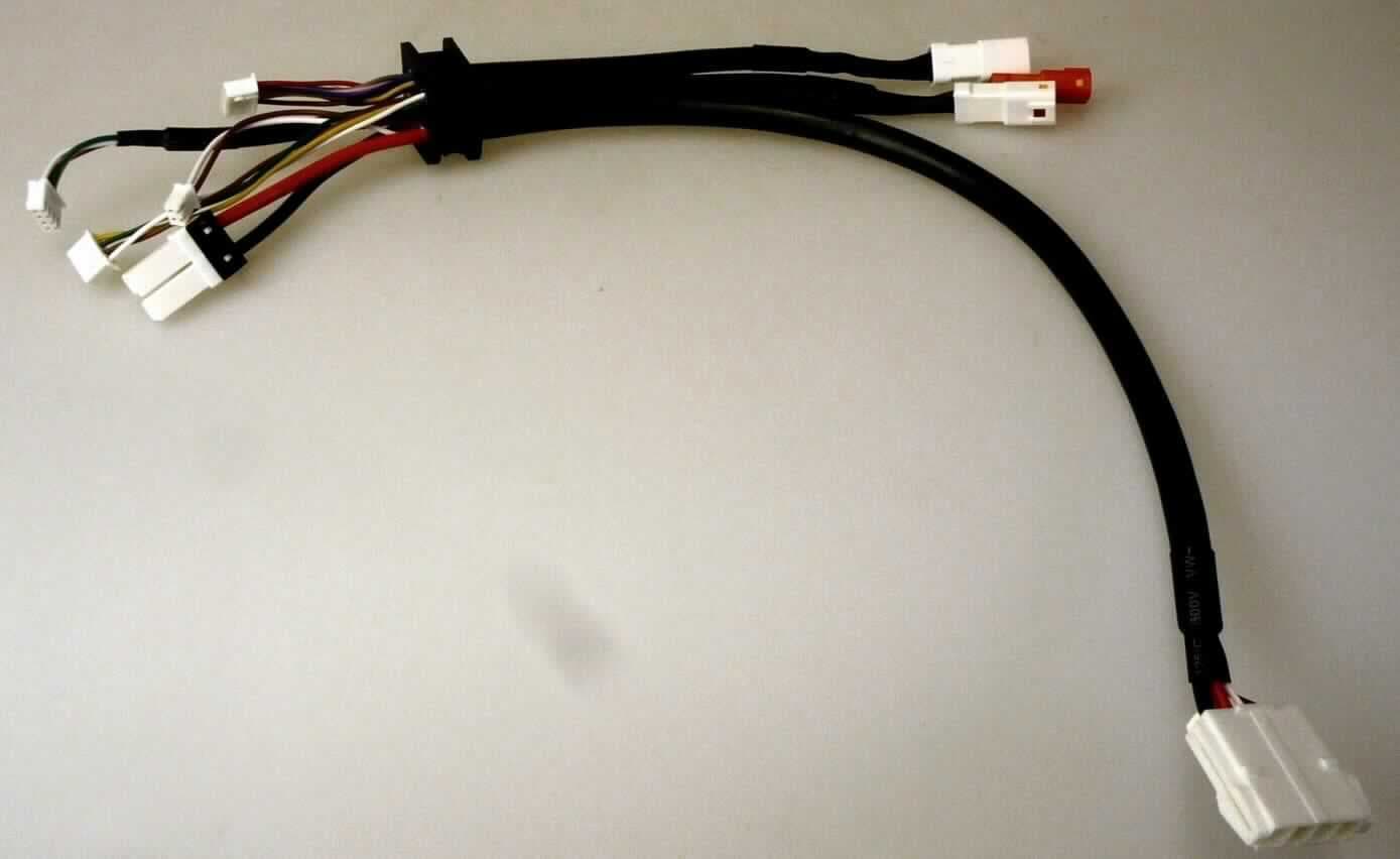 Kabelsatz für ein Elektrobike (Art.-Nr. M0043452.1501),
- bestehend aus unterschiedlich langen, isolierten, elektrischen Kabelbündeln, in einer speziellen Halterung 
  zusammengefasst, 
- auf der einen Seite mit insgesamt vier Anschlussstücken, auf der anderen Seite mit fünf Anschlussstücken 
  versehen, 
- bestimmt zum Einbau in Elektrofahrräder.

Die Ware ist als "isoliertes elektrisches Kabel, mit Anschlussstücken, Kabelsatz von der für Beförderungsmittel verwendeten Art, nicht für zivile Luftfahrzeuge" einzureihen.
