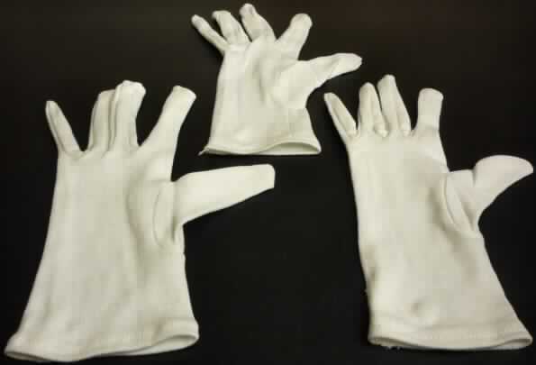Handschuhe, sog. Baumwoll-Trikothandschuhe, in den Größen S, M und L, Foto siehe Anlage,
- aus etwa 1 mm dicken, weißen Gewirken aus laut Antrag Baumwolle,
- als Fünffingerhandschuhe gearbeitet,
- durch Zusammennähen konfektioniert,
- am oberen Rand durch Umschlagen und Festnähen gesäumt.

"Fingerhandschuhe, aus Gewirken, nicht mit Kunststoff oder Kautschuk getränkt, bestrichen oder überzogen,
 aus Baumwolle"