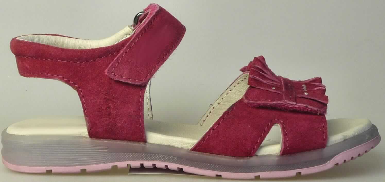 Freizeitsandalen (lt. Antrag: "Kinderschuh, Art. Nr. 0723402", Foto siehe Anlage)
- mit Laufsohlen aus (lt. Antrag) Kautschuk; ohne Hauptsohle aus Holz, 
- mit zehenfreiem Oberteil (nicht geschlossenes Blatt) aus Leder,
- mit Zierbesatz,
- mit Klettverschluss,
- ohne Metallschutz in der Vorderkappe,
- nicht den Knöchel bedeckend, 
- mit einer größten Höhe des Absatzes und der Sohle von weniger als 3 cm,
- mit einer Länge der Innensohle von weniger als 24 cm

"Schuhe mit Laufsohlen aus Kautschuk und Oberteil aus Leder, andere als in den Unterpositionen 6403 1200 
 bis 6403 9911 genannt, mit einer Länge der Innensohle von weniger als 24 cm"