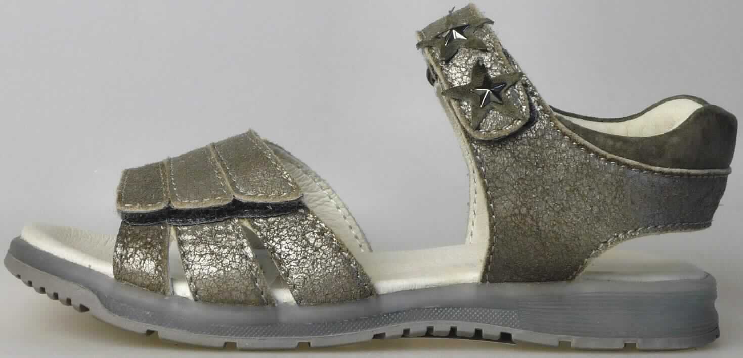 Freizeitsandalen (lt. Antrag: "Kinderschuh, Art. Nr. 0723002", Foto siehe Anlage)
- mit Laufsohlen aus (lt. Antrag) Kautschuk; ohne Hauptsohle aus Holz, 
- mit zehenfreiem Oberteil (nicht geschlossenes Blatt) aus Leder,
- mit Zierbesatz,
- mit Klettverschluss,
- ohne Metallschutz in der Vorderkappe,
- nicht den Knöchel bedeckend, 
- mit einer größten Höhe des Absatzes und der Sohle von weniger als 3 cm,
- mit einer Länge der Innensohle von weniger als 24 cm

"Schuhe mit Laufsohlen aus Kautschuk und Oberteil aus Leder, andere als in den Unterpositionen 6403 1200 
 bis 6403 9911 genannt, mit einer Länge der Innensohle von weniger als 24 cm"