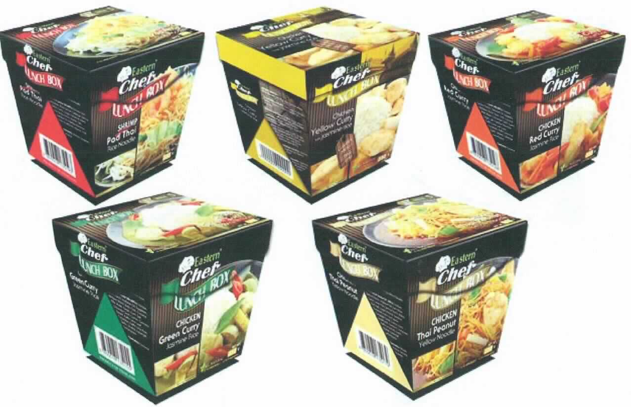 Fertiggericht mit Reis-Nudeln

Antragsangaben: 
ASIA Fertiggericht Lunch Box Chicken Pad Thai Rice Noodle 350 g
Zutaten:
Rice Noodle 48,00 %, Chicken Pad Thai Sauce 52,00 % (Chicken (17 %), Tapioca Starch, Soybean Oil, 
Yard Long Bean, Bean Sprouts, Cabbage, Green Onion, Garlic, Sugar, Tamarind, Water, Soy Sauce, 
Onion, Sweet Radish, Salt, Paprika Oleoresin [E160c], Citric Acid [E330]).
Import von Fertiggerichten aus Thailand, fertig produziert und verpackt in Einzelhandelsverpackungen, 
Vertrieb in den LEH in Deutschland, keine weitere Verarbeitung in Deutschland (nur Distribution).

Beschaffenheit des vorgelegten Warenmusters (nicht in der bei Einfuhr vorhandenen Originalverpackung):
Faltkarton mit Deckel gefüllt mit tiefgekühlten, blassgelben, gekochten Nudeln, darüber ein kleinerer Karton, 
der eine tiefgekühlte, rotbraune, Fleisch- und Gemüsestücke enthaltende, würzige Sauce enthält.

Es liegt eine Warenzusammenstellung in Aufmachung für den Einzelverkauf vor, deren Charakter auf Grund 
der Bedeutung für das Fertiggericht durch den Teigwarenanteil geprägt wird.

Teigwaren, gekocht, nicht getrocknet