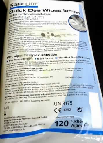 Tücher zur Schnelldesinfektion (Nachfüllpackung für Tuchspender)

Angaben:
Die Tücher sollen mit einer Lösung mit 38,9 % Ethanol und 0,06 % Dimethyldidecylammoniumchlorid getränkt und laut Gebindeetikett gebrauchsfertig sein. Sie sollen zur Schnelldesinfektion und Reinigung von Medizinprodukten, Inventar und Oberflächen verwendet werden.

Feststellungen: 
Vorgelegt wurde eine etikettierte, verschweißte Folienverpackung, in der sich eine Rolle weißes, feuchtes, alle ca. 19 cm mit Perforationen versehenes Vlies befindet.


Befund:
Zubereitetes und für den Einzelverkauf aufgemachtes Händedesinfektionsmittel.