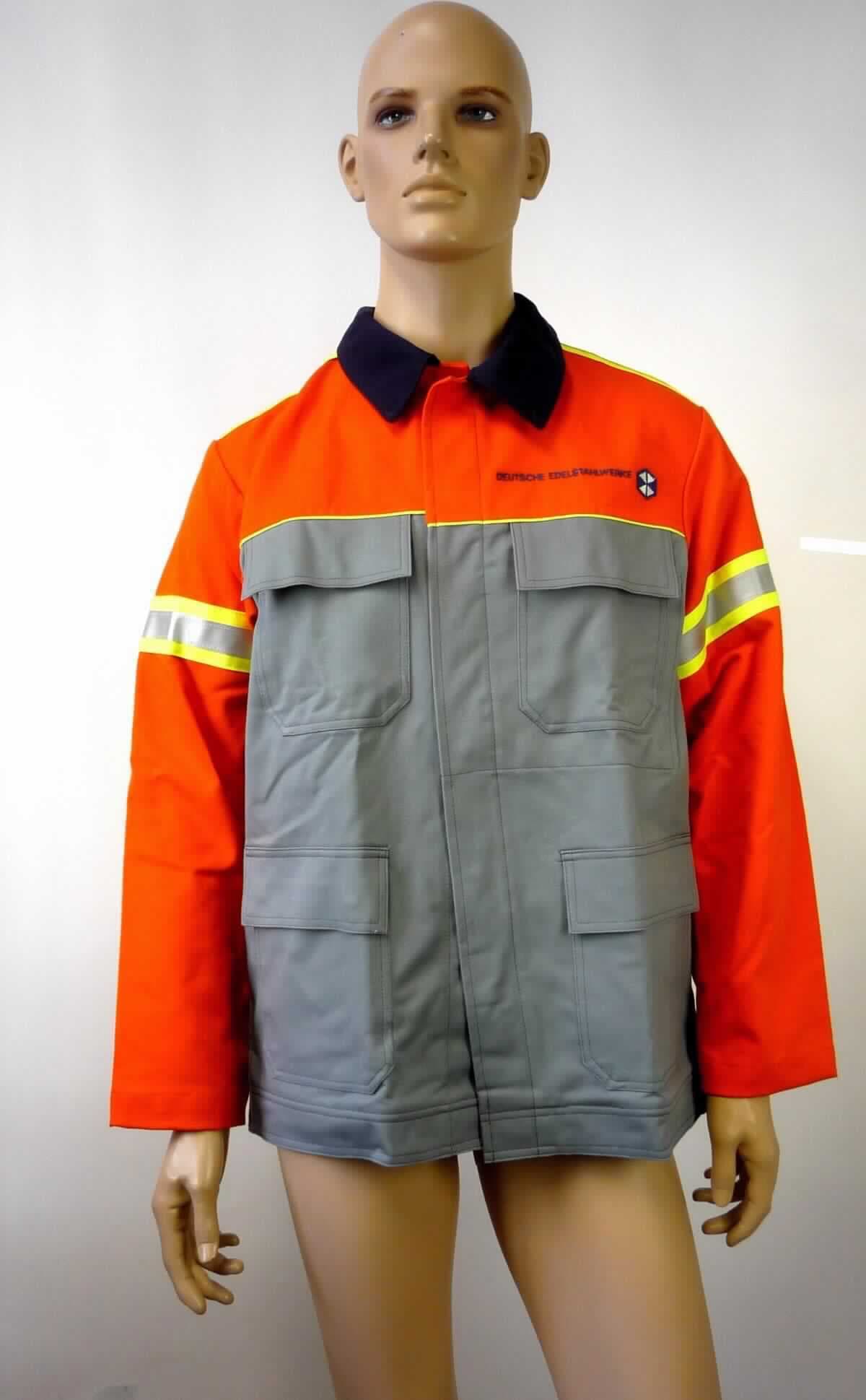 Jacke, sog. lange Jacke, Sicherheitsjacke, Größe 46, Foto siehe Anlage,
- aus ca. 0,7 mm dicken, verschiedenen einfarbigen, strapazierfähigen Geweben aus laut Antrag 88 % Baumwolle 
  und 12 % Polyamid (synthetische Chemiefasern),
- über den Schritt reichend (Rückenlänge: ca. 76 cm),
- ungefüttert,
- mit einem Umlegekragen,
- vorn mit einer durchgehenden Öffnung mit Druckknopfverschluss von links über rechts (Männerkleidung),
- mit langen Ärmeln, an den Ärmelenden mittels Druckknopfverschluss zu verengen,
- vorn mit zwei aufgesetzten Taschen im Brustbereich und zwei aufgesetzten Taschen unterhalb der Taille; alle
  Taschen sind mit einer Patte mit Druckknopfverschluss ausgestattet,
- mit aufgenähten, reflektierenden Streifen und kontrastfarbenen Paspeln versehen,
- am unteren Rand durch Umschlagen und Festnähen in der Art eines ca. 4 cm breiten Bundes gesäumt,
- aufgrund des strapazierfähigen Materials und des zweckbestimmten, einfachen Schnitts erkennbar dazu 
  bestimmt, ausschließlich oder hauptsächlich zum Schutz der Person und/oder der Kleidung getragen zu 
  werden (somit Arbeits- und Berufskleidung).

"Jacke, aus Geweben, für Männer, aus Baumwolle, Arbeits- und Berufskleidung"