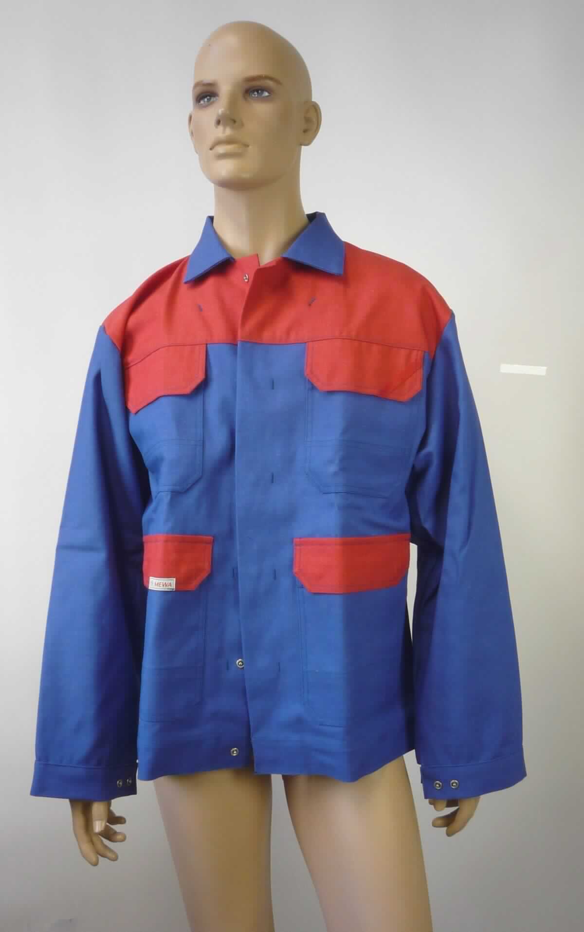 Jacke, sog. Bundjacke, Größe 50, Foto siehe Anlage,
- aus ca. 0,7 mm dicken, verschiedenen einfarbigen, strapazierfähigen Geweben aus laut Antrag 58 % Baumwolle, 
  30 % Polyester, 11 % Basofil (beides synthetische Chemiefasern) und 1 % Carbon (Kohlenstofffasern),
- über den Schritt reichend (Rückenlänge: ca. 76 cm),
- ungefüttert,
- mit einem Umlegekragen,
- vorn mit einer durchgehenden Öffnung mit Druckknopfverschluss von links über rechts (Männerkleidung),
- mit langen Ärmeln, an den Ärmelenden mittels Druckknopfverschluss zu verengen,
- vorn mit zwei aufgesetzten Taschen im Brustbereich und zwei aufgesetzten Taschen unterhalb der Taille; alle
  Taschen sind mit einer Patte mit Druckknopfverschluss ausgestattet,
- am unteren Rand durch Umschlagen und Festnähen in der Art eines ca. 5 cm breiten Bundes gesäumt,
- aufgrund des strapazierfähigen Materials und des zweckbestimmten, einfachen Schnitts erkennbar dazu 
  bestimmt, ausschließlich oder hauptsächlich zum Schutz der Person und/oder der Kleidung getragen zu 
  werden (somit Arbeits- und Berufskleidung),
- wird im Allgemeinen nicht über jeder anderen Kleidung und zum Schutz gegen das Wetter getragen, somit keine 
  Ware der Position 6201.

"Jacke, aus Geweben, für Männer, aus Baumwolle, Arbeits- und Berufskleidung"