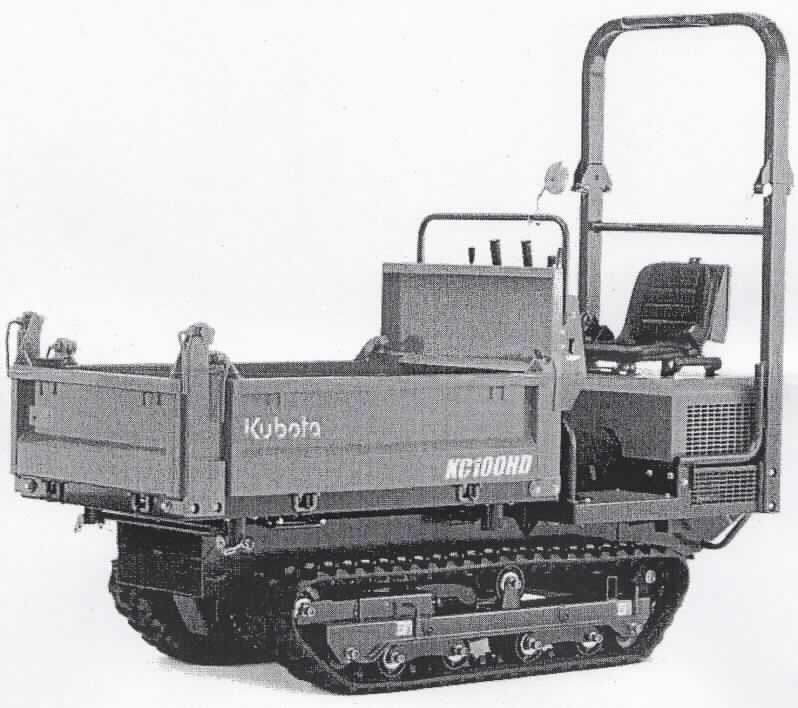 Kraftfahrzeug für den Transport von Waren, sog. Gummiketten - Muldenkipper Modell KC100HD, Foto siehe Anlage,
- Gummikettenfahrzeug mit Kolbenverbrennungsmotor (Diesel),
- lt. Datenblatt mit den Abmessungen von ca. 2640 mm x 950 mm x 2015 cm,
  einem Leergewicht von 885 kg und einer max. Ladekapazität von 1200 kg,
- mit integriertem Überrollschutz (ROPS),
- mit einer auf dem Fahrgestell angebrachten Kippbrücke, die an drei Seiten geöffnet und in
  drei Richtungen gekippt werden kann,
- mit einer offenen Kabine mit einem Sitz für den Fahrer,
- das Fahrzeug ist zum Transport und Abkippen von Abraum oder anderem Schüttgut über
  kurze Entfernungen in unebenem Gelände bestimmt,
- es ist nicht zum Betrieb auf öffentlichen Straßen bestimmt,
- die Ausstattung mit einer Kippbrücke und Ketten statt Rädern steht einer Einreihung als
  Muldenkipper nicht entgegen.