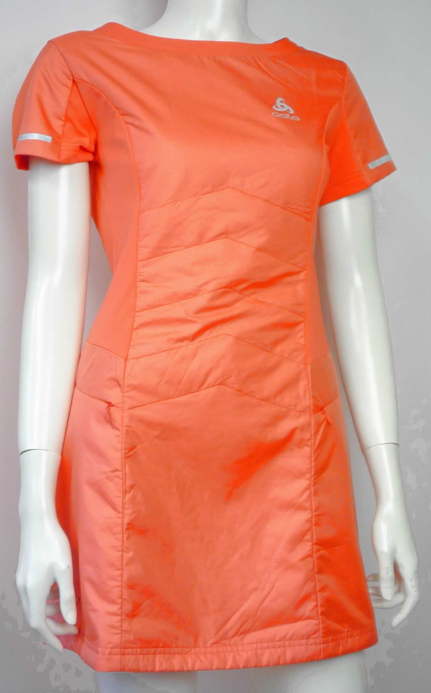 Kleid, sog. Dress IRBIS, Art. 349311, Größe S, Foto siehe Anlage,
- aus verschiedenen synthetischen Chemiefasern,
-  vorn mit einem dreilagig gearbeiteten Mittelteil:
-- mit einer Außenlage aus ca. 0,1 mm dicken, buntgewebten Geweben (melierte Garne), 
-- mit einer Zwischenlage aus Wattierungsstoff,
-- mit einer Innenlage aus ca. 0,1 mm dicken, einfarbigen Geweben,
-- augenscheinlich nach dem Zuschneiden durch Steppen abgeteilt und miteinander verbunden (somit keine 
   Meterware der Position 5811),
- im Bereich der Oberseite der Ärmel, der Schultern und der unteren Seitenteile:
-- aus dem o. g. genannten Gewebe der Außenlage, 
-- gefüttert mit dem o. g. Wattierungsstoff und dem Gewebe der Innenlage,
- im Bereich des rückseitigen Mittelteils, der Unterseite der Ärmel und der oberen Seitenteile: 
  aus ca. 0,8 mm dicken, einfarbigen, einseitig (Innenseite) gerauten Gewirken, 
- über den Schritt reichend (Rückenlänge: ca. 81 cm); kann aufgrund der Länge ohne ein weiteres, 
  den Unterkörper bedeckendes Kleidungsstück (Rock oder Hose) getragen werden,
- mit einem runden Halsausschnitt mit Randeinfassung aus den o. g. Gewirken,
- ohne Öffnung und ohne Verschluss,
- mit kurzen Ärmeln,
- vorn mit zwei eingesetzten Taschen mit Reißverschluss,
- am unteren Rand durch Umschlagen und Festnähen gesäumt,
- im Hinblick auf den Umfang und das äußere Erscheinungsbild sind die Gewirke und Gewebe als annähernd 
  gleichbedeutend zu betrachten; somit verleiht keiner der beiden Stoffe der Ware ihren wesentlichen Charakter;
  sie ist daher der von den gleichermaßen in Betracht kommenden Positionen (6104 / 6204) in der Nomenklatur 
  zuletzt genannten zuzuweisen.

"Kleid aus Geweben, für Frauen, aus synthetischen Chemiefasern"