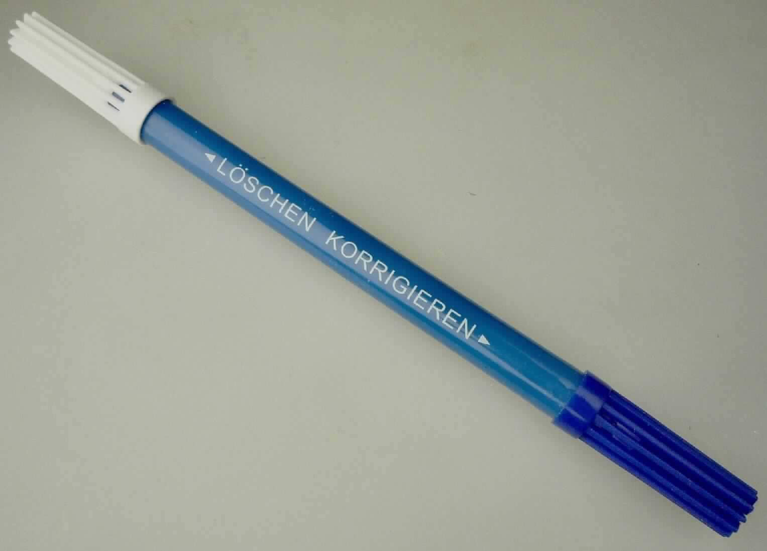 Sog. "Stift zum Löschen und Korrigieren", siehe Abbildung, in Form einer zusammengesetzten Ware, bestehend aus einem Tintenentferner und einem Füllhalter in Form eines Schreibers mit Spitze aus Kunststoff, in einem gemeinsamen Schaft aus Kunststoff (Maße: 16,3 x 1,0 cm = L x D), mit abziehbaren Verschlusskappen auf beiden Seiten.

Mit dem Tintenentferner kann Geschriebenes aus Tinte "gelöscht" werden - mit dem Füllhalter kann der gelöschte Bereich erneut beschrieben werden.

Hinsichtlich der Verwendung kann kein charakterbestimmender Bestandteil ermittelt werden, so dass die Ware in die von den gleichermaßen in Betracht kommenden Positionen zuletzt genannte Position einzureihen ist.

Das Erzeugnis ist als "Füllhalter" einzureihen.
