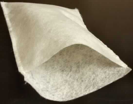 Wäsche zur Körperpflege, sog. PAPSTAR Profi Care Waschhandschuh trocken, Foto siehe Anlage,
- laut Antrag in einem Polybeutel zu 50 Stück verpackt,
- aus ca. 0,7 mm dickem, einfarbigem Vliesstoff aus laut Antrag 100 % Chemiefasern,
- in rechteckiger Form mit den Abmessungen: ca. 22 cm x 15 cm,
- durch Zusammennähen zu einem Waschhandschuh konfektioniert,
- wird als Einmalwaschhandschuh zur Körperpflege (z. B. Patienten-Hygiene-Pflege) verwendet.

"Wäsche zur Körperpflege, aus Spinnstoffen, aus Chemiefasern, aus Vliesstoffen"