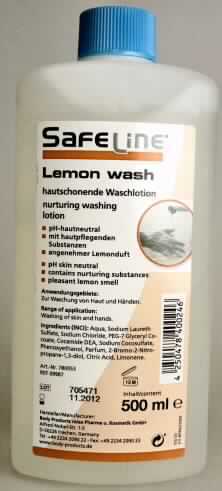 Angaben:
pH-neutrale Waschlotion mit Lemonenduft zur Waschung von Haut und Händen

Feststellungen:
Kunststoffflasche mit Schraubverschluss, Aufdruck u. a.: 500 ml hautschonende Waschlotion, Inhaltsstoffe: grenzflächenaktive Substanzen (u.a. Sodium Laureth Sulfate, Cocamide DEA), Duftstoffe sowie weitere zweckdienliche Substanzen 
Inhalt: klares, nach Limonen duftendes Gel, in Wasser schäumend

Befund:
Organische, grenzflächenaktive Zubereitung zum Waschen der Haut, in Form einer Flüssigkeit oder Creme, in Aufmachung für den Einzelverkauf