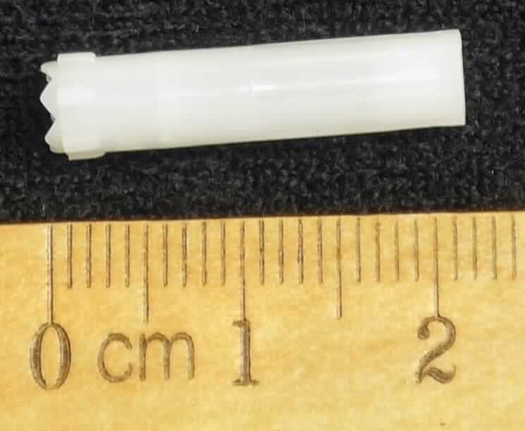 Es handelt sich um einen sogenannten Druckknopf in Form eines zylindrischen, ca. 22 mm langen Stiftes aus Kunststoff, der auf der Außenseite über eine Riffelung verfügt und an einem Ende mit einem zahnradartigen Kranz versehen ist. Die Ware dient dem Verbinden der Kugelschreibermine mit dem Drückmechanismus zum Herausdrücken der Mine aus dem Kugelschreibergehäuse.

Die Ware ist als erkennbares, anderes Teil für einen Kugelschreiber einzureihen.