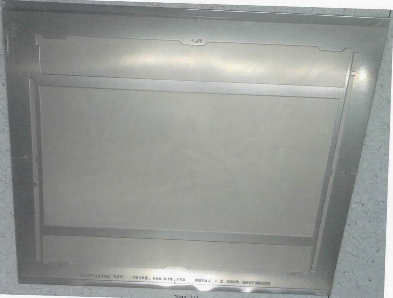 Es handelt sich um eine nach technischer Zeichnung gefertigte biegsame Duckplatte.

Das rechteckige, mehrlagige Erzeugnis (ca. 400 x 350 x 2,6 mm) mit zwei Bohrlöchern (Durchmesser 4 mm) besteht im Wesentlichen aus einer Polyimid-Schicht (1,70 mm) mit spezifischer Oberflächenstruktur, einer Klebefolie (0,15 mm) und einer magnetischen Haftfolie (0,75 mm). 

Die im Wesentlichen aus Kunststoff bestehende Druckplatte, auch als Drucktuch, Gummidrucktuch oder Gummidruckplatte bezeichnet, ohne Druckbild, weder sensibilisiert noch lichtempfindlich, ist zur Aufnahme eines Druckbildes geeignet und nach dem Aufbringen auf eine Zylinderwalze (Form - bzw. Druckzylinder) zur Verwendung mit einer Flexodruckmaschine bestimmt.
 
Die Ware wird als "Druckplatte ohne Druckbild" eingereiht.

Anlage: 1 Abbildung