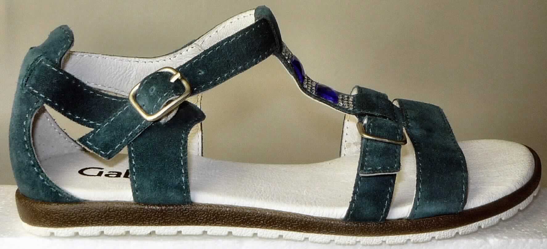 Sandalen (lt. Antrag: "Kinderschuh, Art. 0740301", Foto siehe Anlage)
- mit Laufsohlen aus (lt. Antrag) Kautschuk; ohne Hauptsohle aus Holz,
- mit zehenfreiem Oberteil (nicht geschlossenes Blatt) aus Leder,
- mit Zierbesatz über dem Spann,
- mit Schnallenverschluss,
- ohne Metallschutz in der Vorderkappe,
- nicht den Knöchel bedeckend,
- mit einer größten Höhe des Absatzes und der Sohle von weniger als 3 cm,
- mit einer Länge der Innensohle von weniger als 24 cm

"Schuhe mit Laufsohlen aus Kautschuk und Oberteil aus Leder, andere als in den Unterpositionen 6403 1200 
 bis 6403 9911 genannt, mit einer Länge der Innensohle von weniger als 24 cm"