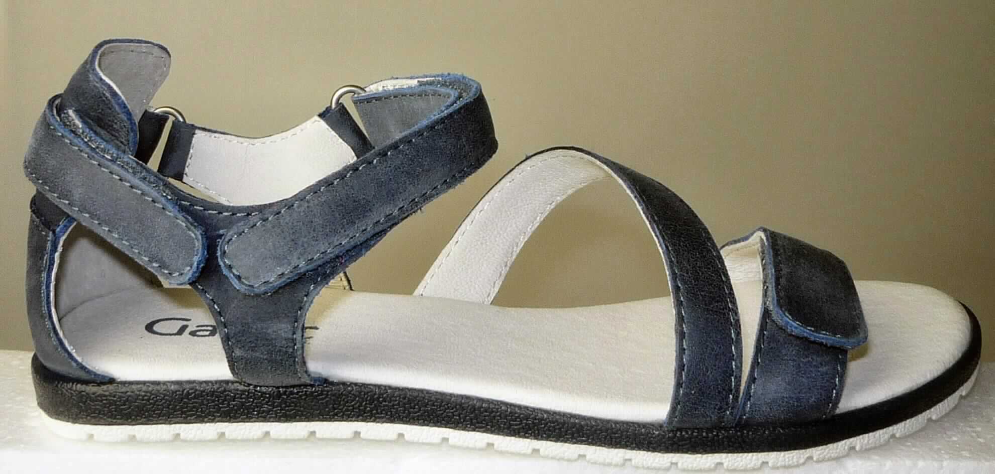 Sandalen (lt. Antrag: "Kinderschuh, Art. 0740402", Foto siehe Anlage)
- mit Laufsohlen aus (lt. Antrag) Kautschuk; ohne Hauptsohle aus Holz,
- mit zehenfreiem Oberteil (nicht geschlossenes Blatt) aus Leder,
- mit Klettverschluss,
- ohne Metallschutz in der Vorderkappe,
- nicht den Knöchel bedeckend,
- mit einer größten Höhe des Absatzes und der Sohle von weniger als 3 cm,
- mit einer Länge der Innensohle von weniger als 24 cm

"Schuhe mit Laufsohlen aus Kautschuk und Oberteil aus Leder, andere als in den Unterpositionen 6403 1200 
 bis 6403 9911 genannt, mit einer Länge der Innensohle von weniger als 24 cm"