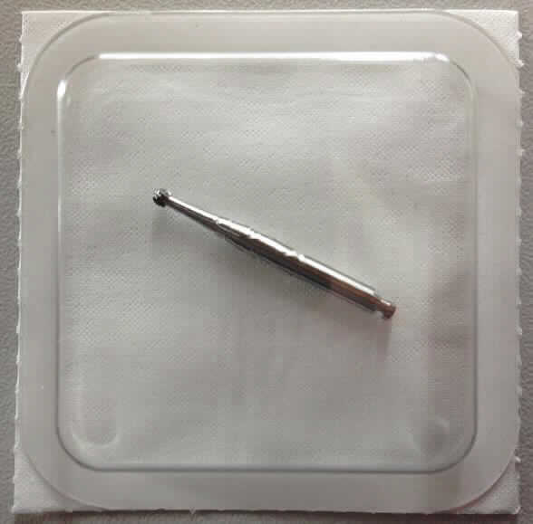 Chirurgisches Instrument, sog. Rosenbohrer, Art.-Nr. RB-2.3SK, bestehend aus einem spezifisch geformten Bohrer aus Werkzeugstahl, welcher an der Spitze als Kugel mit spiralförmig angeordneter Schneide ausgeformt ist sowie mit einem zylinderförmigen Schaftteil und speziellem Verriegelungs-Endstück (Latch-Lock Anschluss), mit einem Durchmesser (Kopf) von 2,3 mm und einer Länge von 26 mm.
Äußere Form: siehe Abbildung in der Anlage.
Der Rosenbohrer wird im Handstück einer Dentalbohrmaschine (nicht Gegenstand dieser Auskunft) befestigt und in der Dentalimplantologie verwendet. Der Bohrer ist in einer Kunststoff-/Papierverpackung untergebracht.

Die Ware wird als "zahnärztliches Instrument, nicht von den Unterpositionen (KN) 9018 1100 bis 9018 4910 erfasst" eingereiht.