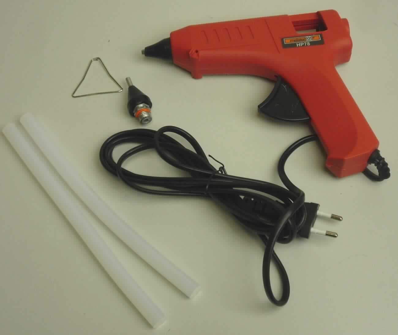 Heißklebegerät HP78, Art.Nr.: 5414510,
- aus einem pistolenförmigen Kuntstoffgehäuse mit Handgriff (Abmessungen 280 x 163 x 60 mm), 
  Schmelzkammer mit elektrischem Heizelement (78 W), Hebel-Vorschubmechanik mit Klebestick-Aufnahme 
  und -Führung, Auftragsdüse sowie Netzkabel (Abbildung siehe Anlage),
- zum Schmelzen der Klebstoffpatrone durch Erhitzen und zum Auftragen des flüssigen Klebstoffes,
  mit einer Aufschmelztemperatur von 140 - 170°C,
- zur Verwendung im Haushalt- und Hobbybereich bestimmt,
- in einer gemeinsamen Verkaufsumschließung mit Beipack (eine weitere Auftragsdüse, Drahtbügel, 2 
  Klebstoffpatronen sowie Bedienungsanleitung).
Das Heißklebegerät bestimmt den Charakter des Ganzen. 

"Elektrowärmegerät für den Haushalt, anderes Elektrowärmegerät als in den Unterpositionen 8516 50 00 bis 
 8516 79 20 genannt kein Bügelbrett -tisch (Warenzusammenstellung in Aufmachung für den Einzelverkauf aus 
 Heißklebegerät -charakterbestimmend- und Beipack) - Heißklebegerät"
