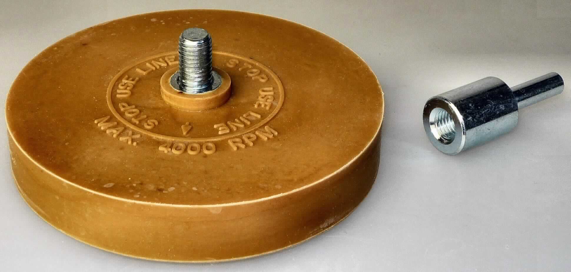 Angaben des Antragstellers:
Folien-Plakettenradierer, geeignet für Bohrmaschinen zum Entfernen von Klebstoffresten, etc.
Antriebsgewinde: 5/8" x 24, Länge: 12 mm; inkl. Adapter 5/8" x 24 auf 6,0 mm, Länge: 40 mm
Durchmesser: 90 mm; Stärke: 15 mm; max. 4000 U/min
Material: Natur- und SBR-Kautschuk

Untersuchungsergebnisse an einem Warenmuster:
Hellbraune Scheibe (Durchmesser ca. 8,9 cm, Höhe ca 1,5 cm) aus einem elastischen Material. In der Mitte der Scheibe befindet sich eine ca. 12 mm lange, aus der Scheibe herausragende Gewindestange aus Metall.
Die Scheibe befindet sich zusammen mit einem Metalladapter in einer bunt bedruckten Pappverpackung (Kennzeichnung (Auszug): "BGS Bohrmaschinen-Radierscheibe 15 x 90 mm").

Befund:
Es liegt eine Gummi-Metall-Ware im Sinne der Untersposition 4016 9991 vor.