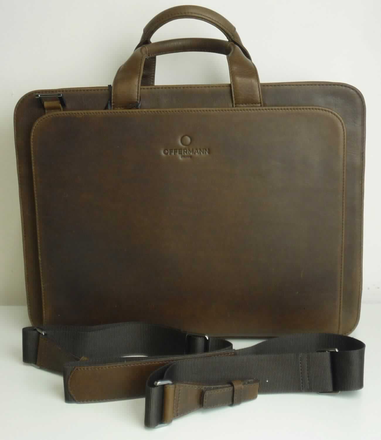 Aktentasche, sog. Workbag 2 Handles - Businesstasche, Abbildung siehe Anlage, 
- gemeinsam mit einem einfachen Beutel aus Spinnstoffen für den Einzelverkauf aufgemacht (der Beutel ist in die  
  Tasche eingelegt); der Beutel ist geringwertig und im Hinblick auf die Verwendung als unbedeutend zu betrachten, 
  er ändert das Wesen der Hauptware nicht und ist deshalb wie diese einzureihen,
- mit einer Außenseite aus Leder, 
- mit zwei Handtragegriffen und einem abnehmbaren, verstellbaren Schultertragegurt, 
- mit einem eingesetzten Einsteckfach mit zwei Reißverschlüssen auf der Rückseite, 
- mit einem aufgesetzten Vorfach mit einem über drei Seiten umlaufenden Reißverschluss, 
- - innen mit drei Einsteckfächer und zwei Stiftschlaufen, 
- mit einem Hauptfach mit einem über drei Seiten umlaufenden Reißverschluss, 
- - innen mit seitlichen Dehnfalten, mit einem Mittelstegfach mit Reißverschluss, einem Fach ohne Ausstattung und 
    ein Fach mit drei aufgesetzten Einsteckfächern, gefüttert, 
- mit den Abmessungen von ca. 40 cm (Breite) x 30 cm (Höhe) x 12 cm (Tiefe), 
- keine Hinweise auf Handarbeit, 
- eingesteckt in eine Kunststofftüte, verpackt in einen Karton. 

"Aktentasche, mit Außenseite aus Leder, nicht handgearbeitet"