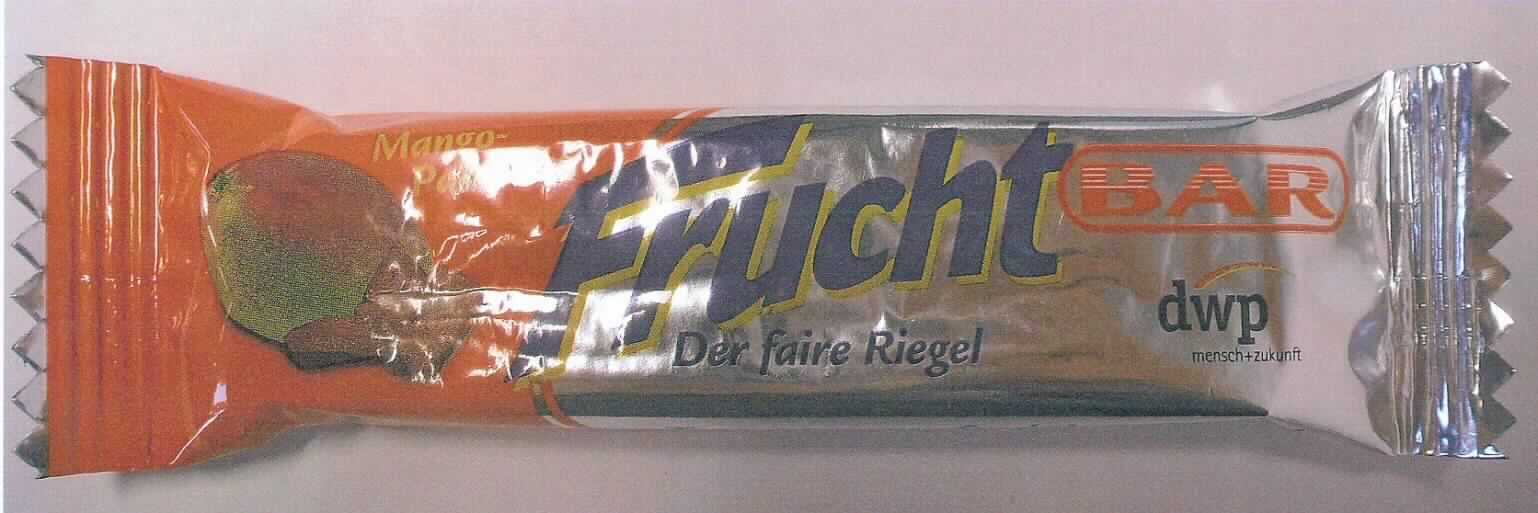 Fruchtriegel Mango-Paranuss.

Antragsangaben (als zutreffend unterstellt): Fruchtriegel Mango-Paranuss, 40 g. Zutaten: getrocknete Mangostücke 35 % (Mango, Mangosaft, Rohrzucker), Haferflocken, Honig, Paranüsse 15 %, pflanzliches Fett, ReisCrisp (Reis, Weizen, Zucker, Gerstenmalz, Salz).

Aufmachung: Schlauchfolie. Aufschrift, auszugsweise: "FruchtBAR. Der faire Riegel. Mango-Paranuss.
Zugesetzter Alkohol (gemäß Angabe): nicht enthalten. Zugesetzter Zucker i. S. der ZAnm 3, 2. Anstrich zu Kap 20 (gemäß Angabe): enthalten.

Früchte, Nüsse und andere genießbare Pflanzenteile, in anderer Weise zubereitet oder haltbar gemacht, auch mit Zusatz von Zucker, anderen Süßmitteln oder Alkohol, anderweit weder genannt noch inbegriffen, andere als die der Unterpositionen 2008 1110 bis 2008 9774 der KN, von tropischen Früchten (einschließlich Mischungen mit einem Gehalt an tropischen Früchten und tropischen Nüssen von 50 GHT oder mehr), andere.