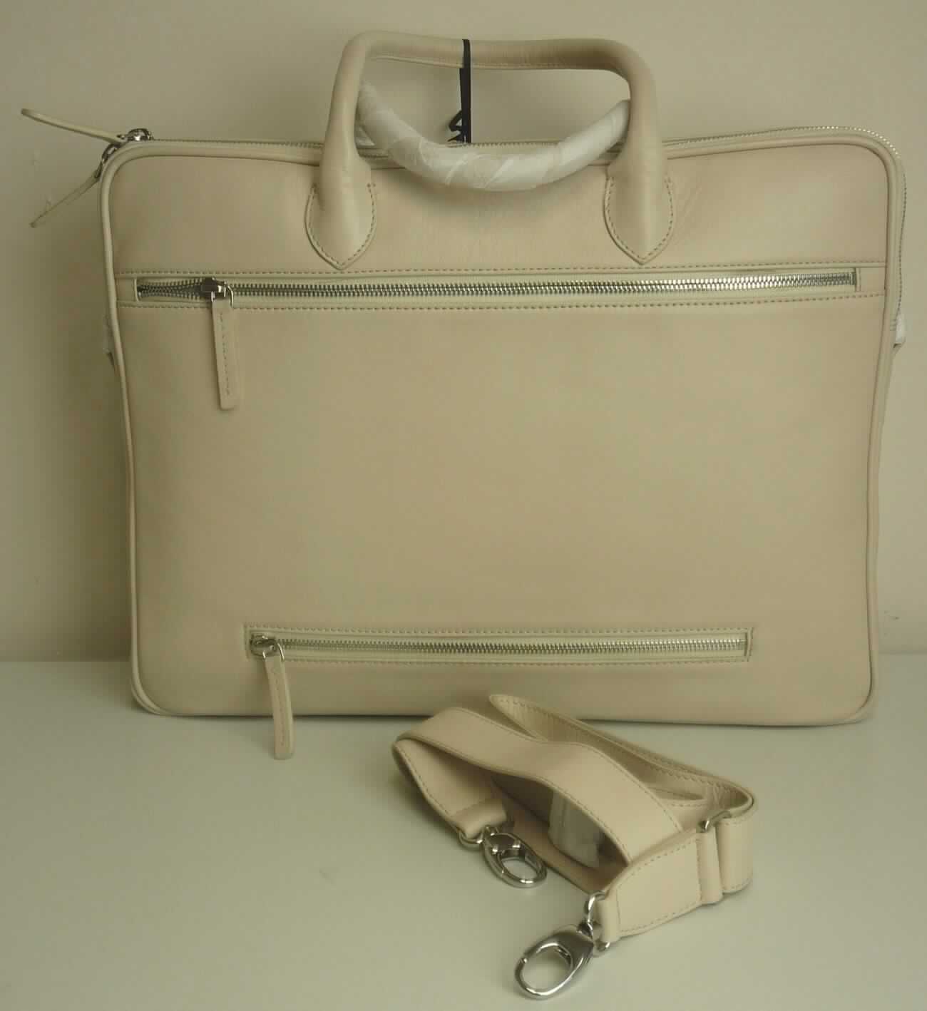 Aktentasche, sog. Workbag Slim - Damen-Businesstasche, Abbildung siehe Anlage, 
- gemeinsam mit einem einfachen Beutel aus Spinnstoffen für den Einzelverkauf aufgemacht (der Beutel ist in die  
  Tasche eingelegt); der Beutel ist geringwertig und im Hinblick auf die Verwendung als unbedeutend zu betrachten, 
  er ändert das Wesen der Hauptware nicht und ist deshalb wie diese einzureihen,
- mit einer Außenseite aus Leder, 
- mit zwei Handtragegriffen und einem abnehmbaren, verstellbaren Schultertragegurt, 
- mit einem eingesetzten Einsteckfach mit zwei Reißverschlüssen auf der Rückseite, 
- mit zwei Hauptfächern, jeweils mit einem über drei Seiten umlaufenden Reißverschluss, 
- - ein Hauptfach ohne weitere Inneneinteilung, 
- - ein Hauptfach mit seitlichen Dehnfalten, innen mit einem eingesetzten Reißverschlussfach, drei aufgesetzten 
    Einsteckfächern, zwei Stiftschlaufen und einem abnehmbaren Schlüsselband mit Karabinerhaken, gefüttert, 
- mit den Abmessungen von ca. 39 cm (Breite) x 30 cm (Höhe) x 9 cm (Tiefe), 
- keine Hinweise auf Handarbeit, 
- eingesteckt in eine Kunststofftüte, verpackt in einen Karton.

"Aktentasche, mit Außenseite aus Leder, nicht handgearbeitet"