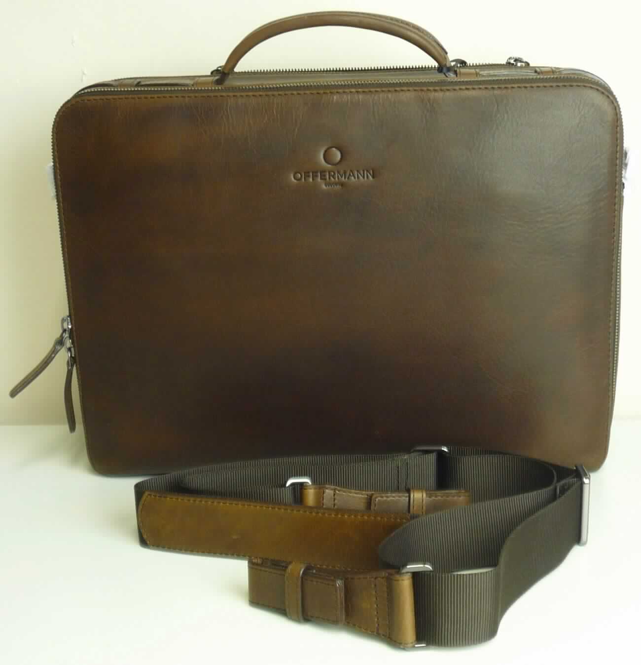 Aktentasche, sog. Workbag Medium - Businesstasche, Abbildung siehe Anlage, 
- gemeinsam mit einem einfachen Beutel aus Spinnstoffen für den Einzelverkauf aufgemacht (der Beutel ist in die  
  Tasche eingelegt); der Beutel ist geringwertig und im Hinblick auf die Verwendung als unbedeutend zu betrachten, 
  er ändert das Wesen der Hauptware nicht und ist deshalb wie diese einzureihen,
- mit einer Außenseite aus Leder, 
- mit einem Handtragegriff und einem abnehmbaren, verstellbaren Schultertragegurt, 
- mit einem eingesetzten Einsteckfach mit zwei Reißverschlüssen auf der Rückseite, 
- mit zwei Hauptfächern, jeweils mit einem über drei Seiten umlaufenden Reißverschluss, 
- - ein Hauptfach ohne weitere Inneneinteilung, 
- - ein Hauptfach mit seitlichen Dehnfalten, innen dreifach unterteilt, mit einem Mittelstegfach mit Reißverschluss, 
    einem Fach (hinten) ohne Ausstattung und ein Fach (vorn) mit einem eingesetzten Reißverschlussfach, drei 
    aufgesetzten Einsteckfächern, zwei Stiftschlaufen und einem abnehmbaren Schlüsselband mit Karabinerhaken, 
    gefüttert, 
- mit den Abmessungen von ca. 37 cm (Breite) x 27 cm (Höhe) x 10 cm (Tiefe), 
- keine Hinweise auf Handarbeit, 
- eingesteckt in eine Kunststofftüte, verpackt in einen Karton.

"Aktentasche, mit Außenseite aus Leder, nicht handgearbeitet"