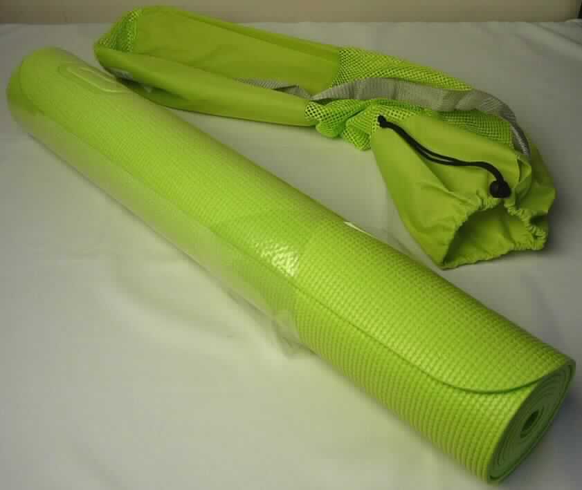 Angaben des Antragstellers:
Nach den Angaben des Antragstellers handelt es sich bei dem vorgelegten Erzeugnis um eine Yogamatte aus PVC im praktischen Beutel mit Tragegurt.
Maße: 172 x 61 x 0,4 cm

Feststellungen an einem Warenmuster:
Es wurde eine grüne, aufgeschäumte Matte mit abgerundeten Ecken vorgelegt. Die Matte wird in einem grünen Beutel mit Tragegurt und schwarzer Kordel zum Verschließen aufbewahrt.

Befund:
Es handelt sich um eine Bodenmatte aus Polyvinylchlorid im Sinne der Unterposition (KN) 3918 1090.