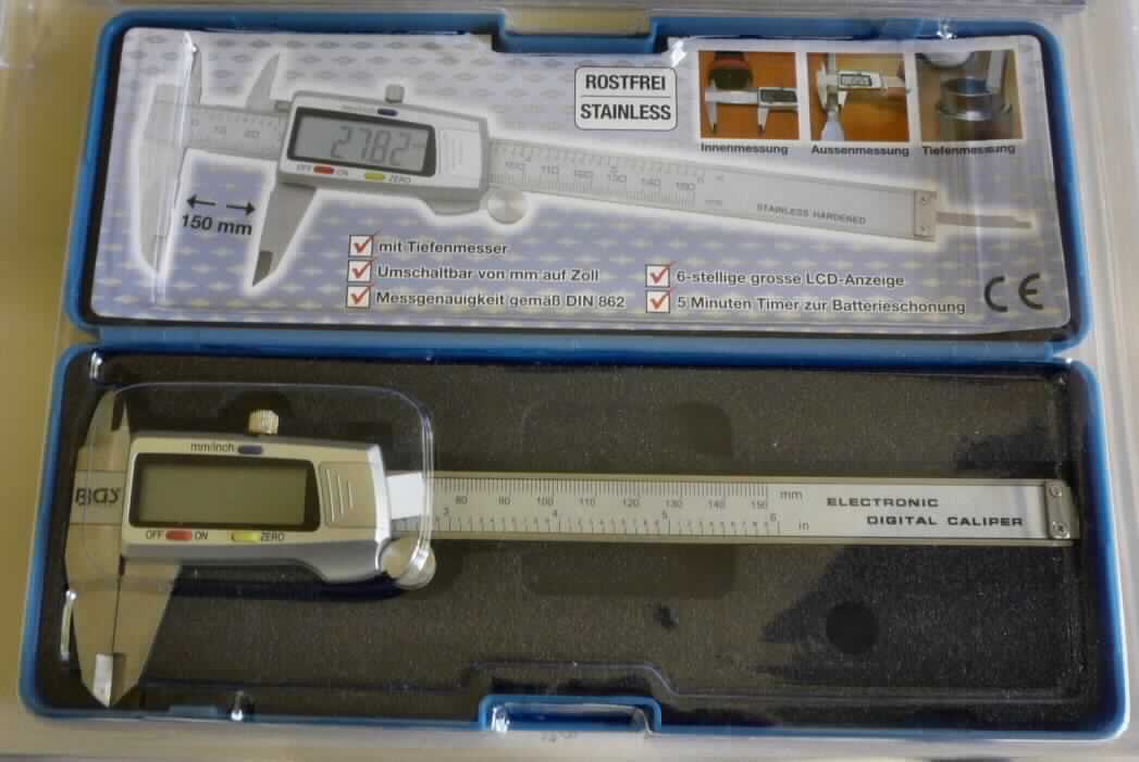 Sog. Digital-Messschieber, im Wesentlichen bestehend aus einem Stab mit zwei festen Messschenkeln, Messskalen auf dem Stab, einer Feststellschraube und  einem beweglichen Schieber an der hinteren Seite und einem LC-Display mit drei Tasten in verschiedenen Farben (blau, rot, gelb). Äußere Form: siehe Abbildung in der Anlage.

Die Ware dient der Außen-, Innen- und Tiefenmessung von Gegenständen. Zur Außen- und Innenmessung wird der Messschnabel (links unten bzw. links oben an der Ware), zur Tiefenmessung die Tiefenmessstange, welche an die Maßeinteilung anschließt, verwendet. Die jeweils ermittelten Größen werden auf dem Display angezeigt, welches batteriebetrieben ist.

Die Ware ist mit einem zur Aufnahme besonders hergerichteten Etui in einer Blisterverpackung aufgemacht. 

Die Ware wird als "Längenmessinstrument für den Handgebrauch in Form einer Schieblehre" eingereiht.