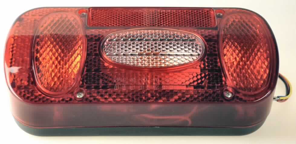 Beleuchtungsgerät für Kraftfahrzeuge
- aus drei Glühlampen und einer Soffitenlampe in einem spezifisch geformten
  Reflektorgehäuse aus Kunststoff mit rot/weißer Lichtscheibe (Abmessungen ca. 21,5 x 10 
  x 5,5 cm), rückwärtiger Kunststoffabdeckung mit Montageschrauben und fünfadrigem 
  Anschlusskabel ohne Anschlussstück (Abbildung s. Anlage),
- nach Anbau an die Außenseite eines Kraftfahrzeuganhängers und Anschluss an das 
  Bordnetz des Kraftfahrzeugs (12 Volt) zur Verwendung als Blinklicht, Rücklicht, Bremslicht, 
  Nebellicht, Reflektor oder zur Nummernschildbeleuchtung.

"Elektrisches Beleuchtungsgerät von der für Kraftfahrzeuge verwendeten Art."